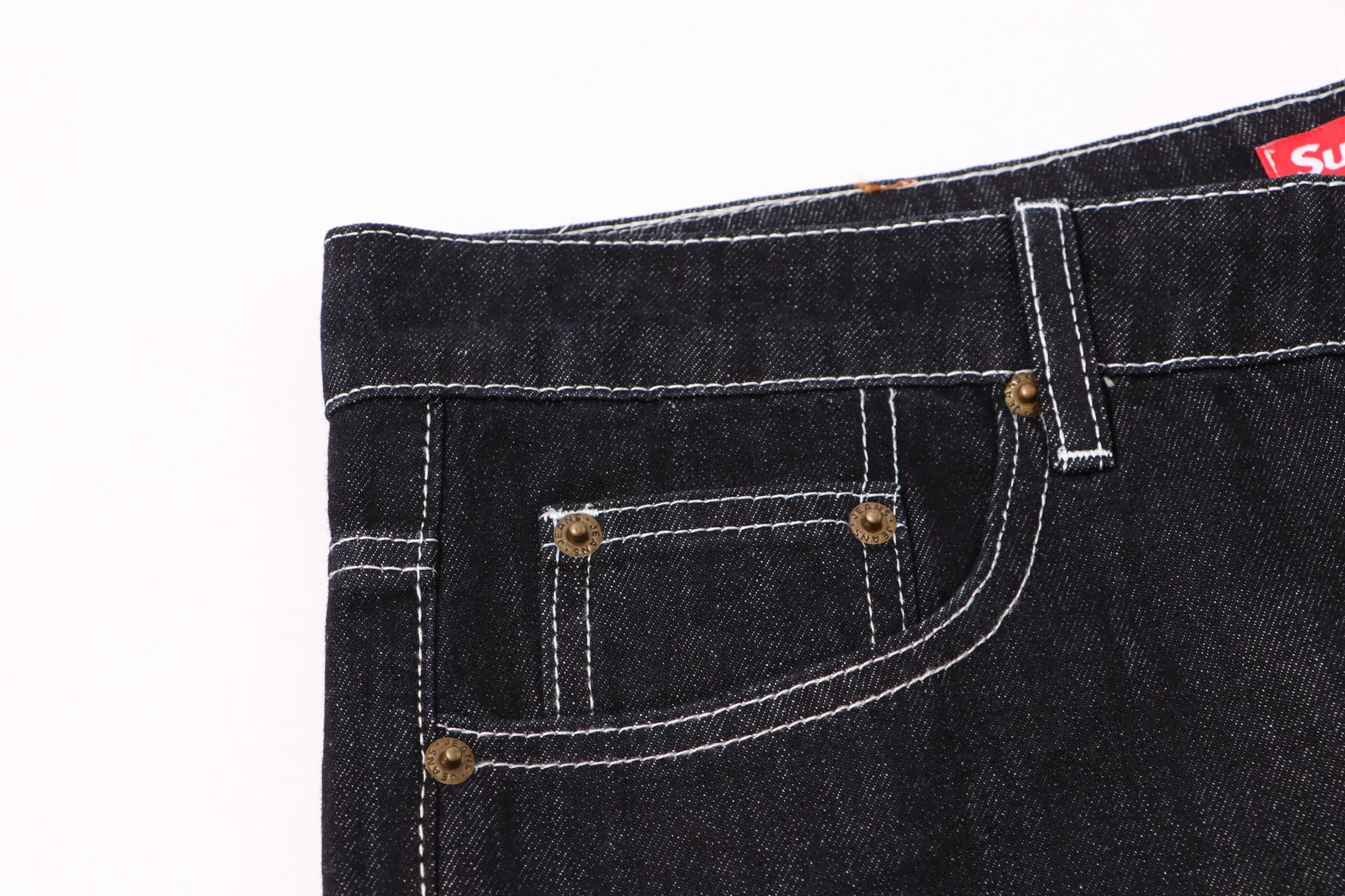 P260 model number: H53 Supreme & SS25 Paris-limited five-pointed star jeans for the opening season. Large R embroidered color jeans. Styles with different wash textures are very friendly to people with thin legs and thick legs. The slightly flared version is very flattering to the leg shape. Moderate length that never goes out of style, easy to match with casual, basic styling for various styles, a must-have in the wardrobe! The fabric is stiff but also makes the upper body soft without losing texture. The washing process is even more perfect. It is a must-have item for everyone! ! ! Washed wheat, hang tag, pants label, three labels complete Size: 30-32-34-36 Color: black