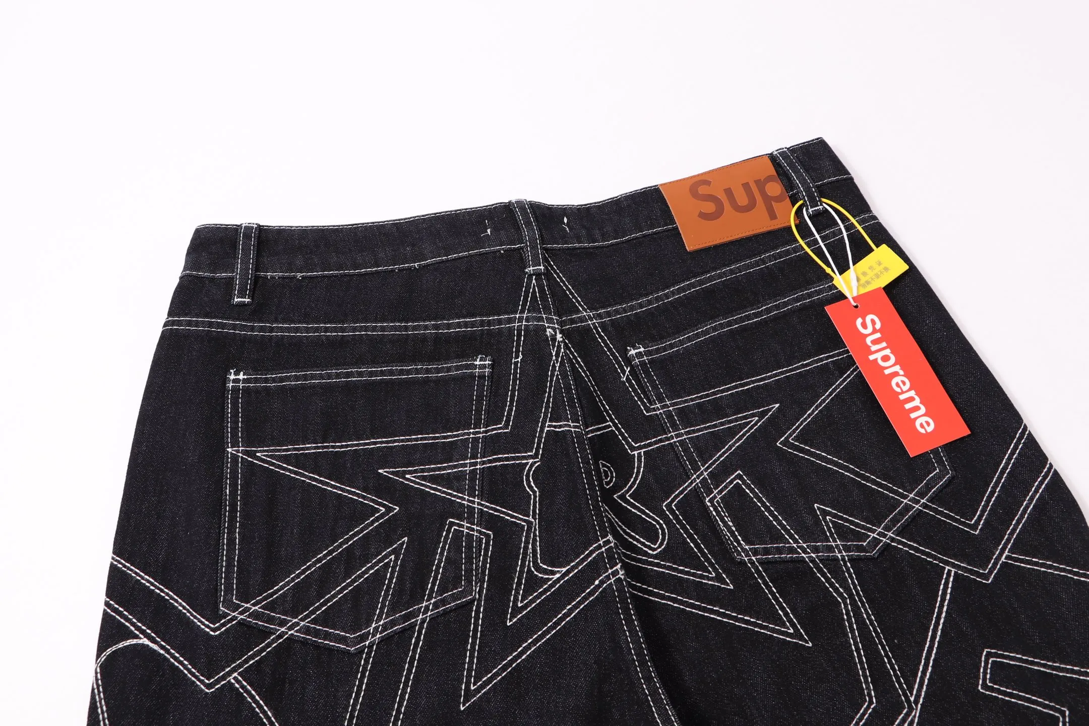 P260 model number: H53 Supreme & SS25 Paris-limited five-pointed star jeans for the opening season. Large R embroidered color jeans. Styles with different wash textures are very friendly to people with thin legs and thick legs. The slightly flared version is very flattering to the leg shape. Moderate length that never goes out of style, easy to match with casual, basic styling for various styles, a must-have in the wardrobe! The fabric is stiff but also makes the upper body soft without losing texture. The washing process is even more perfect. It is a must-have item for everyone! ! ! Washed wheat, hang tag, pants label, three labels complete Size: 30-32-34-36 Color: black