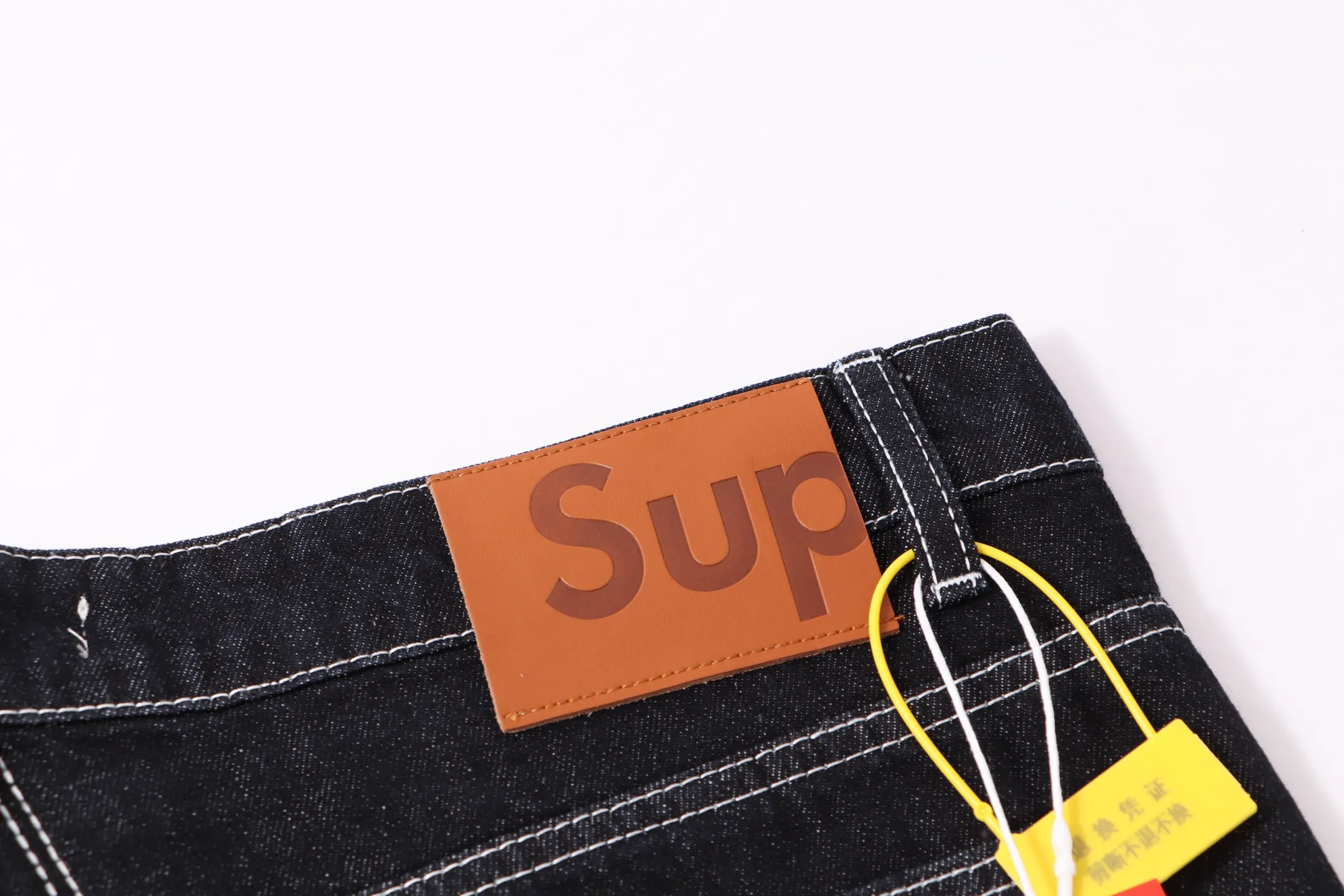 P260 model number: H53 Supreme & SS25 Paris-limited five-pointed star jeans for the opening season. Large R embroidered color jeans. Styles with different wash textures are very friendly to people with thin legs and thick legs. The slightly flared version is very flattering to the leg shape. Moderate length that never goes out of style, easy to match with casual, basic styling for various styles, a must-have in the wardrobe! The fabric is stiff but also makes the upper body soft without losing texture. The washing process is even more perfect. It is a must-have item for everyone! ! ! Washed wheat, hang tag, pants label, three labels complete Size: 30-32-34-36 Color: black