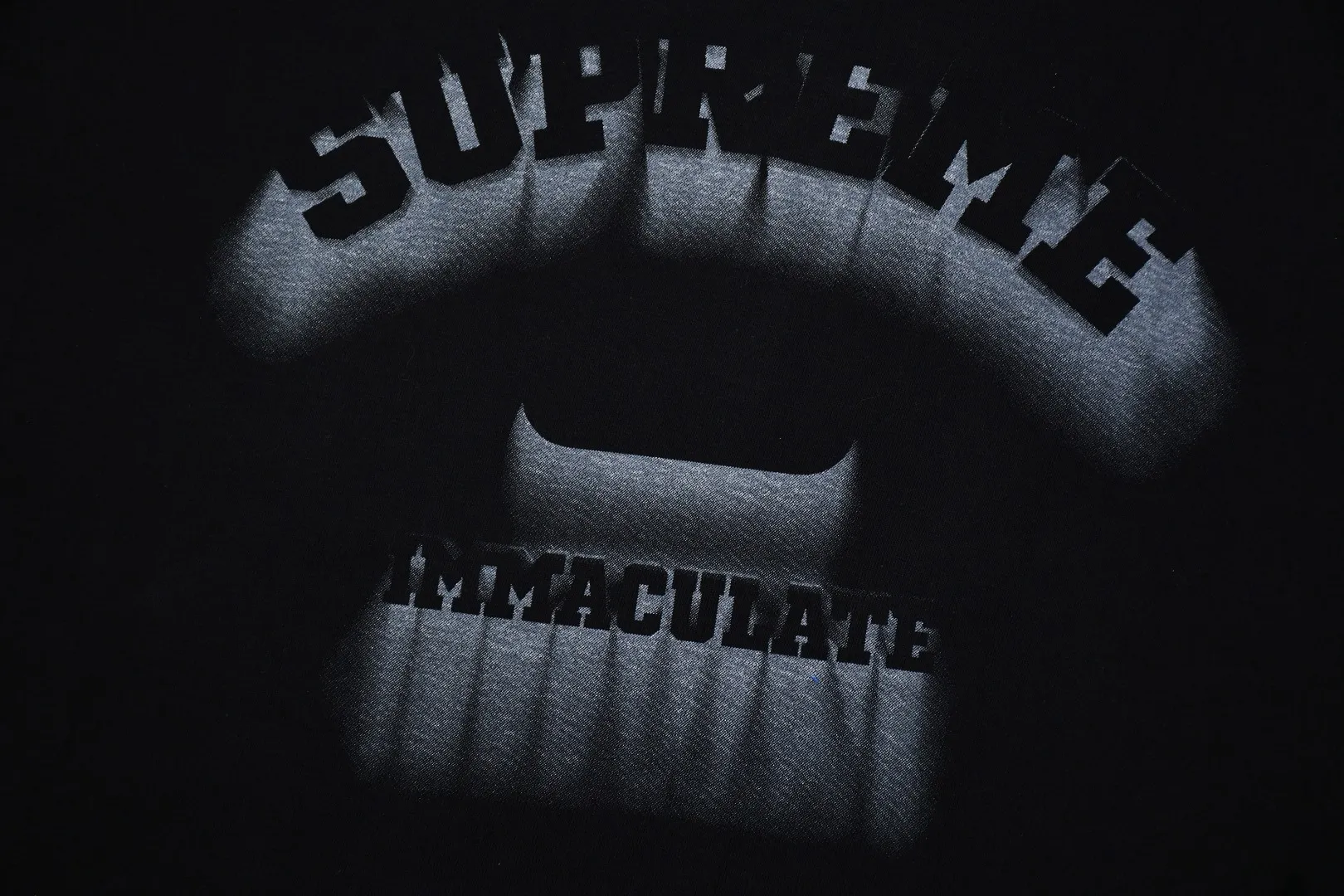 🅿️126 S152 top version Supreme 24ss Shadow Tee shadow three-dimensional logo short-sleeved T-shirt. Refuse to look at pictures to make products. Refuse to compare with wrong versions. Use cylindrical seamless technology (original technology, there are no stitched bones on the side of the clothes, the key point of identification) The fabrics are all custom-woven and dyed, 280g weight, 100% cotton, cylindrical fabric. Cylindrical fabric is a knitted fabric woven with a cylinder loom. The needles are distributed in a cylindrical shape on the fuselage. The gray fabric is a large cylinder, which needs to be opened and shaped before it can be used further. There are no slits on the side of the clothes, so there is no washing label on the side of ordinary short-sleeves. There is only one collar label behind the neck. The printing uses thermosetting ink printing imported from Belgium (different from conventional thermal transfer printing), also known as plastic ink, or self-adhesive ink. Its ingredients are: mainly composed of polyvinyl chloride (PVC) and phthalates. PVC and phthalates, solid color The thermoset ink is composed of a mixture of agents, stabilizers, and thickeners. It is not the digital direct printing advertised on the market. The printing texture of thermoset ink cannot be achieved by digital direct printing. The collar label has a watermark anti-counterfeiting effect, a real anti-counterfeiting layer, a version with a high probability of passing the inspection, and a high probability of passing the original packaging picture. Size：S-XL