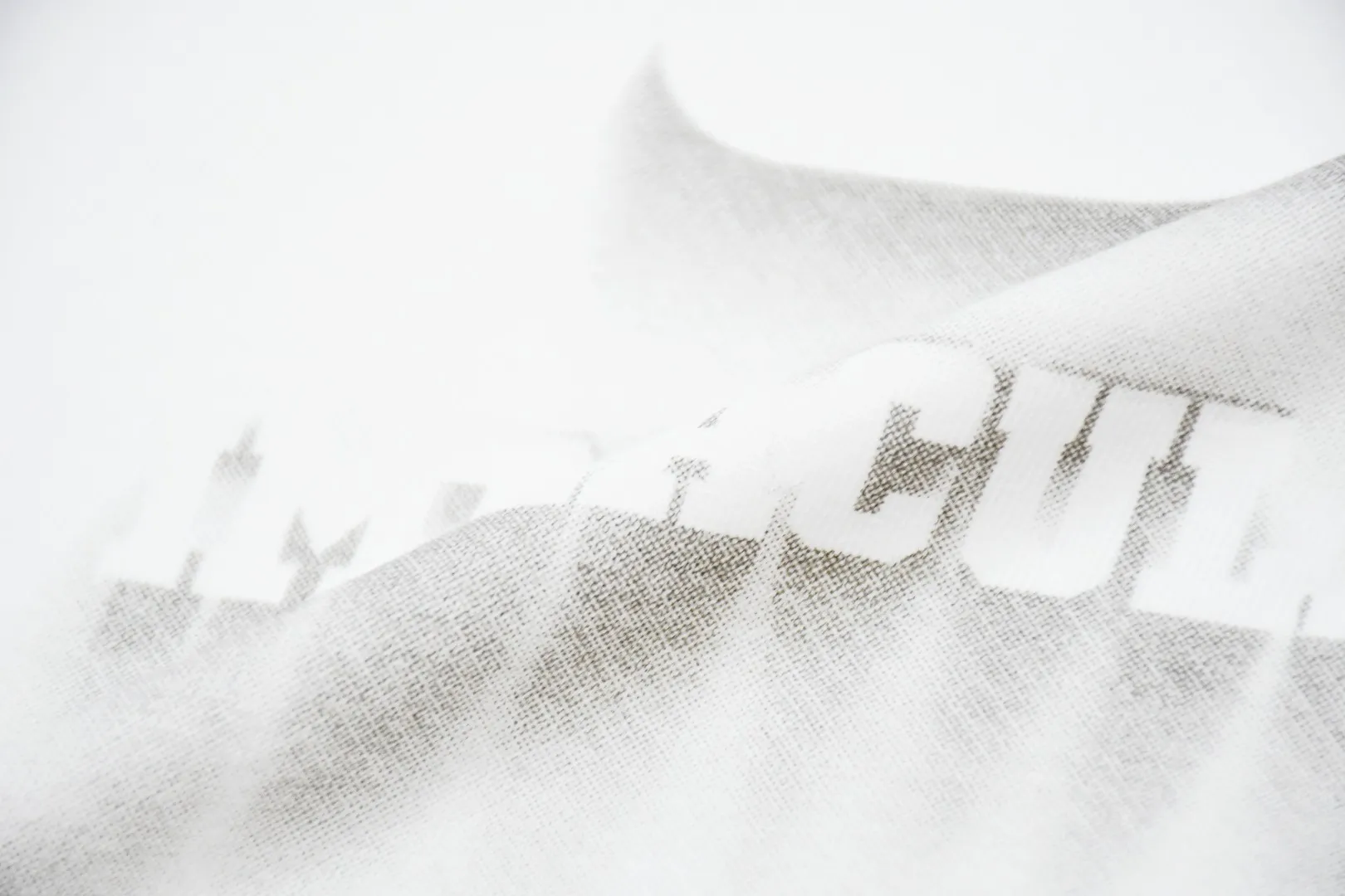🅿️126 S152 top version Supreme 24ss Shadow Tee shadow three-dimensional logo short-sleeved T-shirt. Refuse to look at pictures to make products. Refuse to compare with wrong versions. Use cylindrical seamless technology (original technology, there are no stitched bones on the side of the clothes, the key point of identification) The fabrics are all custom-woven and dyed, 280g weight, 100% cotton, cylindrical fabric. Cylindrical fabric is a knitted fabric woven with a cylinder loom. The needles are distributed in a cylindrical shape on the fuselage. The gray fabric is a large cylinder, which needs to be opened and shaped before it can be used further. There are no slits on the side of the clothes, so there is no washing label on the side of ordinary short-sleeves. There is only one collar label behind the neck. The printing uses thermosetting ink printing imported from Belgium (different from conventional thermal transfer printing), also known as plastic ink, or self-adhesive ink. Its ingredients are: mainly composed of polyvinyl chloride (PVC) and phthalates. PVC and phthalates, solid color The thermoset ink is composed of a mixture of agents, stabilizers, and thickeners. It is not the digital direct printing advertised on the market. The printing texture of thermoset ink cannot be achieved by digital direct printing. The collar label has a watermark anti-counterfeiting effect, a real anti-counterfeiting layer, a version with a high probability of passing the inspection, and a high probability of passing the original packaging picture. Size：S-XL