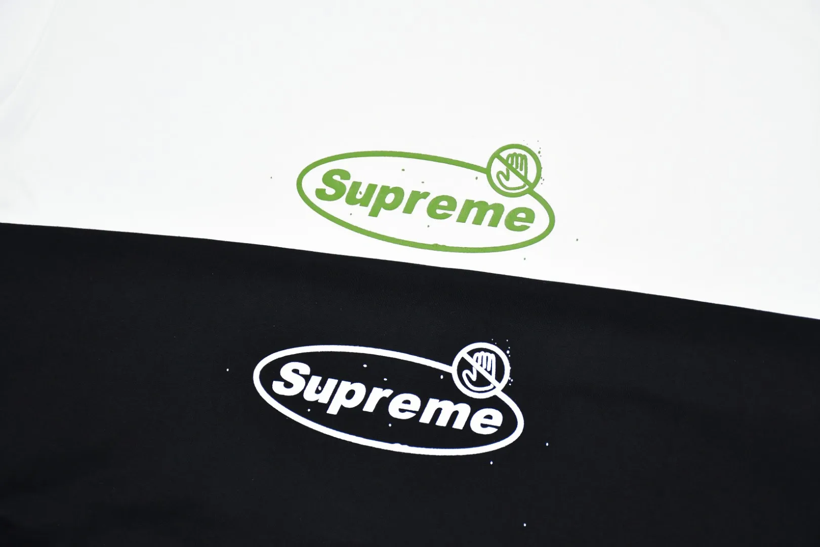 S198💰p130 Top version Supreme 22FW Warning Tee Warning Prohibition Slogan Logo Short Sleeve T-shirt For those of us who focus on top Sup products, this short sleeve is naturally available. It adopts cylindrical seamless technology (the original technology has no gaps on the sides of the clothes, the key point of identification) The fabrics are all custom-woven and dyed, 280g weight, 100% cotton, cylindrical fabric. Cylindrical fabric is knitted fabric woven with a cylinder loom. The needles are distributed in a cylindrical shape on the fuselage. The gray fabric is a large cylinder that needs to be opened and shaped before it can be used further. There are no slits on the side of the clothes, so there is no washing label on the side of ordinary short-sleeves. There is only one collar label behind the neck. The printing is printed with thermosetting ink, also known as plastic. Ink, or self-adhesive ink, contains ingredients: mainly composed of polyvinyl chloride (PVC) and phthalates. PVC and phthalates, fixatives, stabilizers, and thickeners are mixed to form a thermal ink. Solid ink is not the digital direct printing advertised on the market. The printing texture of thermoset ink is something that digital direct printing cannot achieve. The collar label has a watermark anti-counterfeiting effect, a real anti-counterfeiting layer, a probability of passing the version, and a high probability of passing the original packaging picture. Size：S-XL