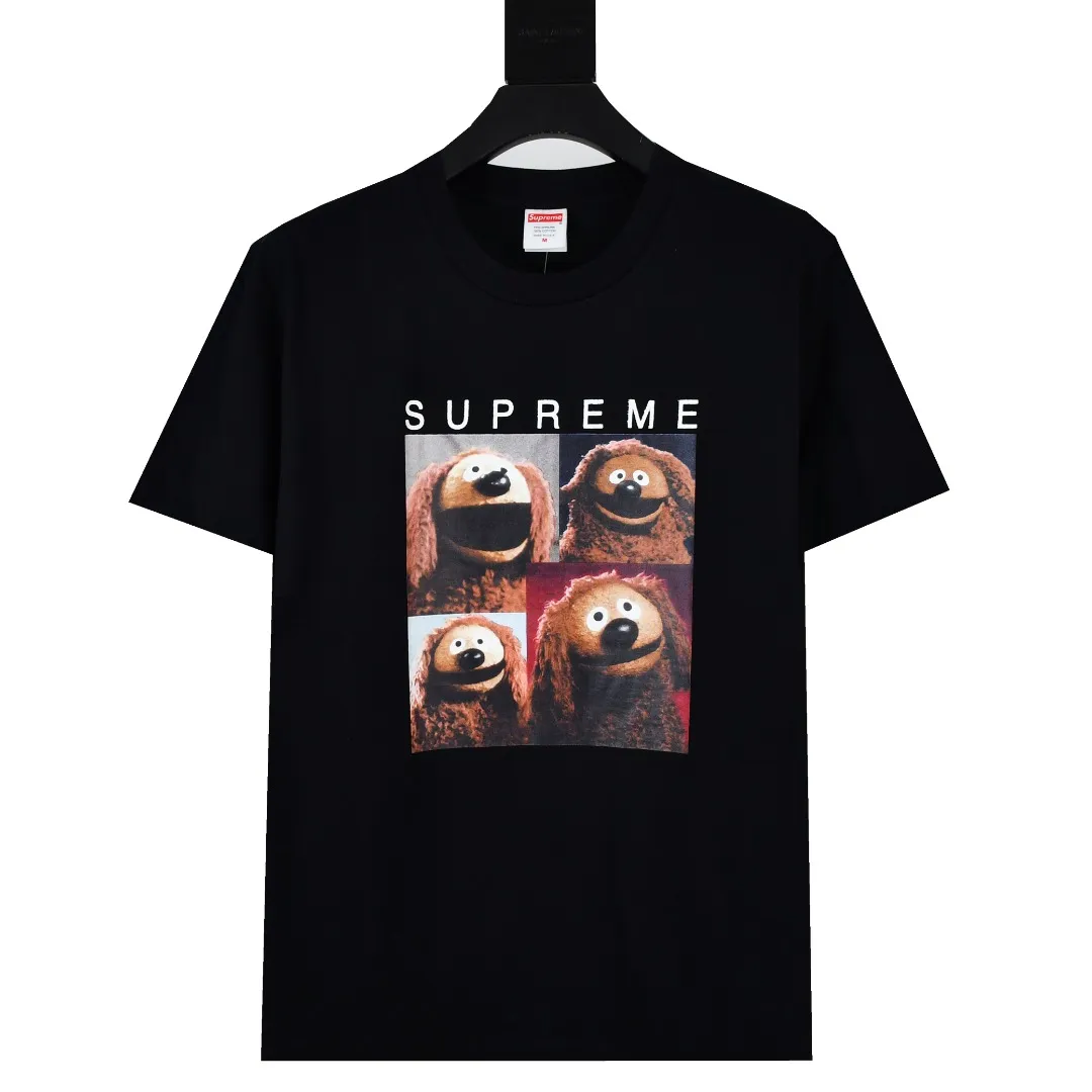 🅿️130 S148 top version Supreme 24ss ROWLF puppet animation print short-sleeved T-shirt. Refuse to look at pictures to make goods. Refuse to compare with wrong versions. Use cylindrical seamless technology (original technology. There are no stitched bones on the side of the clothes. Key points of identification) The fabrics are all custom-woven and dyed, 280g weight, 100% cotton, cylindrical fabric. Cylindrical fabric is a knitted fabric woven with a cylinder loom. The needles are distributed in a cylindrical shape on the fuselage. The gray fabric is a large cylinder, which needs to be opened and shaped before it can be used further. There are no slits on the side of the clothes, so there is no washing label on the side of ordinary short-sleeves. There is only one collar label behind the neck. The printing uses thermosetting ink printing imported from Belgium (different from conventional thermal transfer printing), also known as plastic ink, or self-adhesive ink. Its ingredients are: mainly composed of polyvinyl chloride (PVC) and phthalates. PVC and phthalates, solid color The thermoset ink is composed of a mixture of agents, stabilizers, and thickeners. It is not the digital direct printing advertised on the market. The printing texture of thermoset ink cannot be achieved by digital direct printing. The collar label has a watermark anti-counterfeiting effect, a real anti-counterfeiting layer, a version with a high probability of passing the inspection, and a high probability of passing the original packaging picture. Size：S-XL