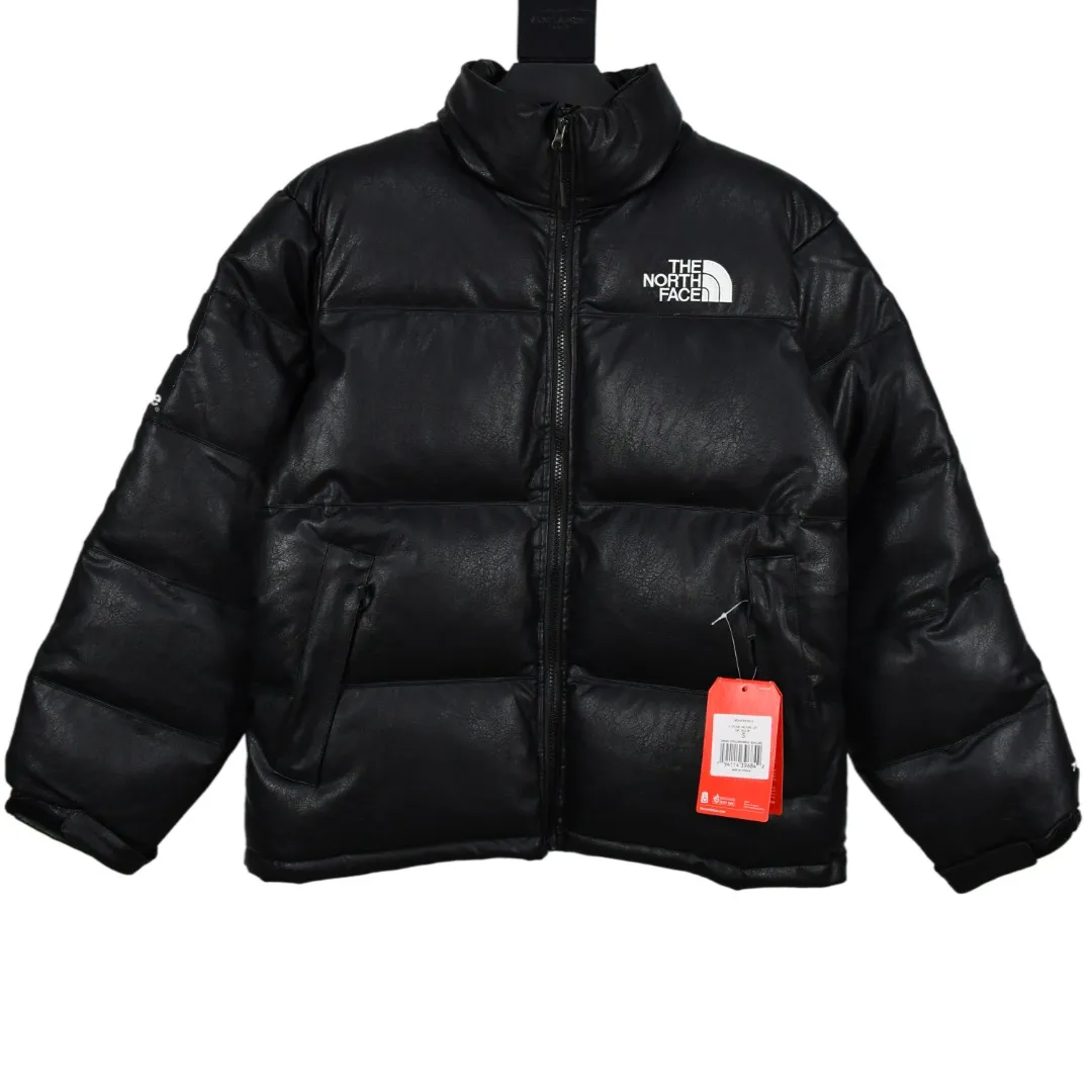 MX21# Down Jacket 💰p630 Top version Exclusive correct leather Supreme x The North Face 17fw Leather Nuptse Jacket North Face Leather Down Jacket Original consistent leather texture 32 pieces of patchwork leather stitching throughout the body White duck down filling makes every piece of leather look very full but very light on the upper body Windproof and waterproof The upper body is full of texture and perfectly solves the problem of down jacket cleaning The sleeves have the same 5 sections as the original version, the hanging buttons are NEVER STOP EXPLORING webbing, top-quality Behringer embroidery, and the hardware accessories are No. 5 + No. 3 YKK zippers, which are consistent with the original version. Color: Black Size: S~XXL