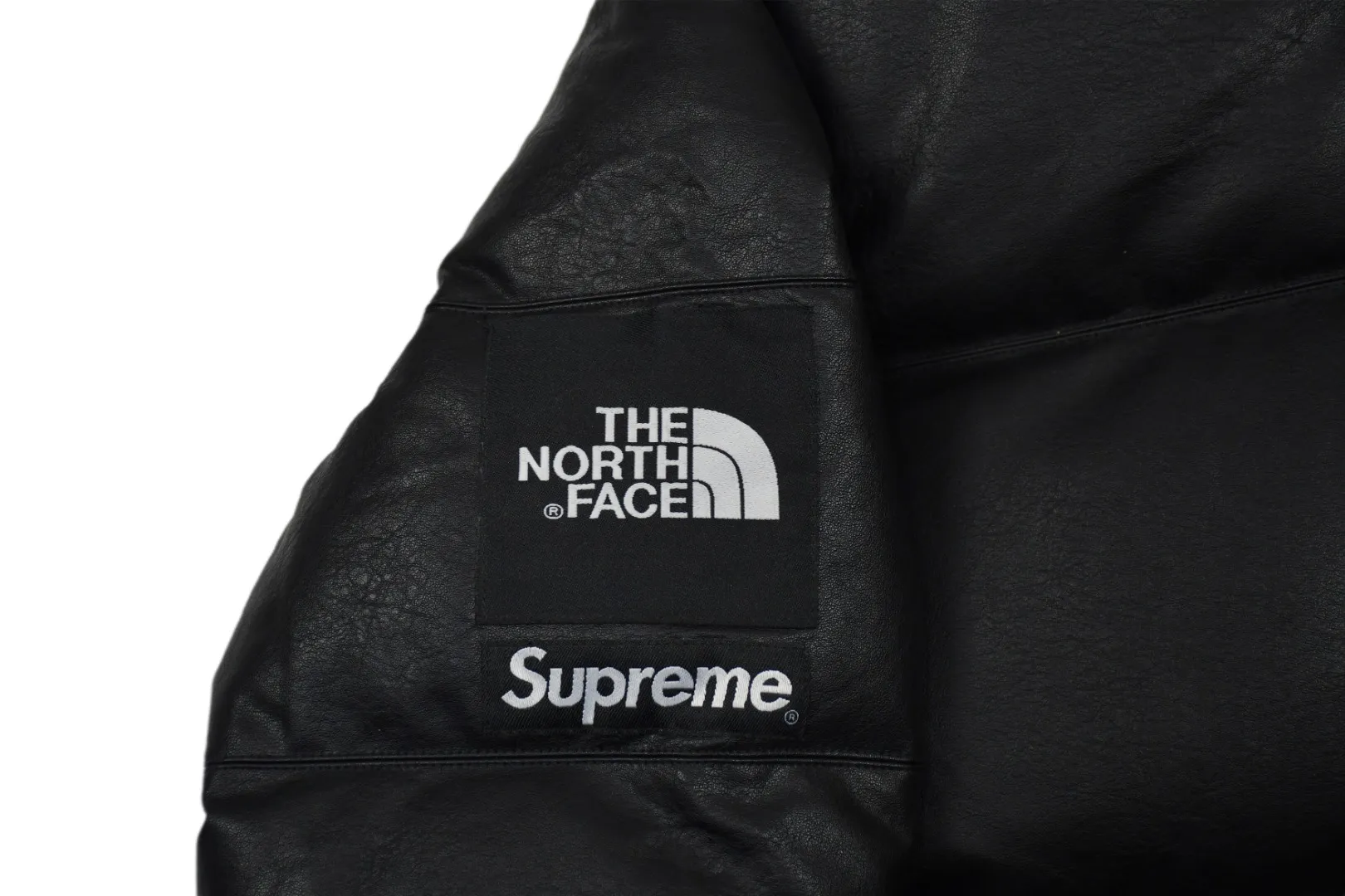 MX21# Down Jacket 💰p630 Top version Exclusive correct leather Supreme x The North Face 17fw Leather Nuptse Jacket North Face Leather Down Jacket Original consistent leather texture 32 pieces of patchwork leather stitching throughout the body White duck down filling makes every piece of leather look very full but very light on the upper body Windproof and waterproof The upper body is full of texture and perfectly solves the problem of down jacket cleaning The sleeves have the same 5 sections as the original version, the hanging buttons are NEVER STOP EXPLORING webbing, top-quality Behringer embroidery, and the hardware accessories are No. 5 + No. 3 YKK zippers, which are consistent with the original version. Color: Black Size: S~XXL