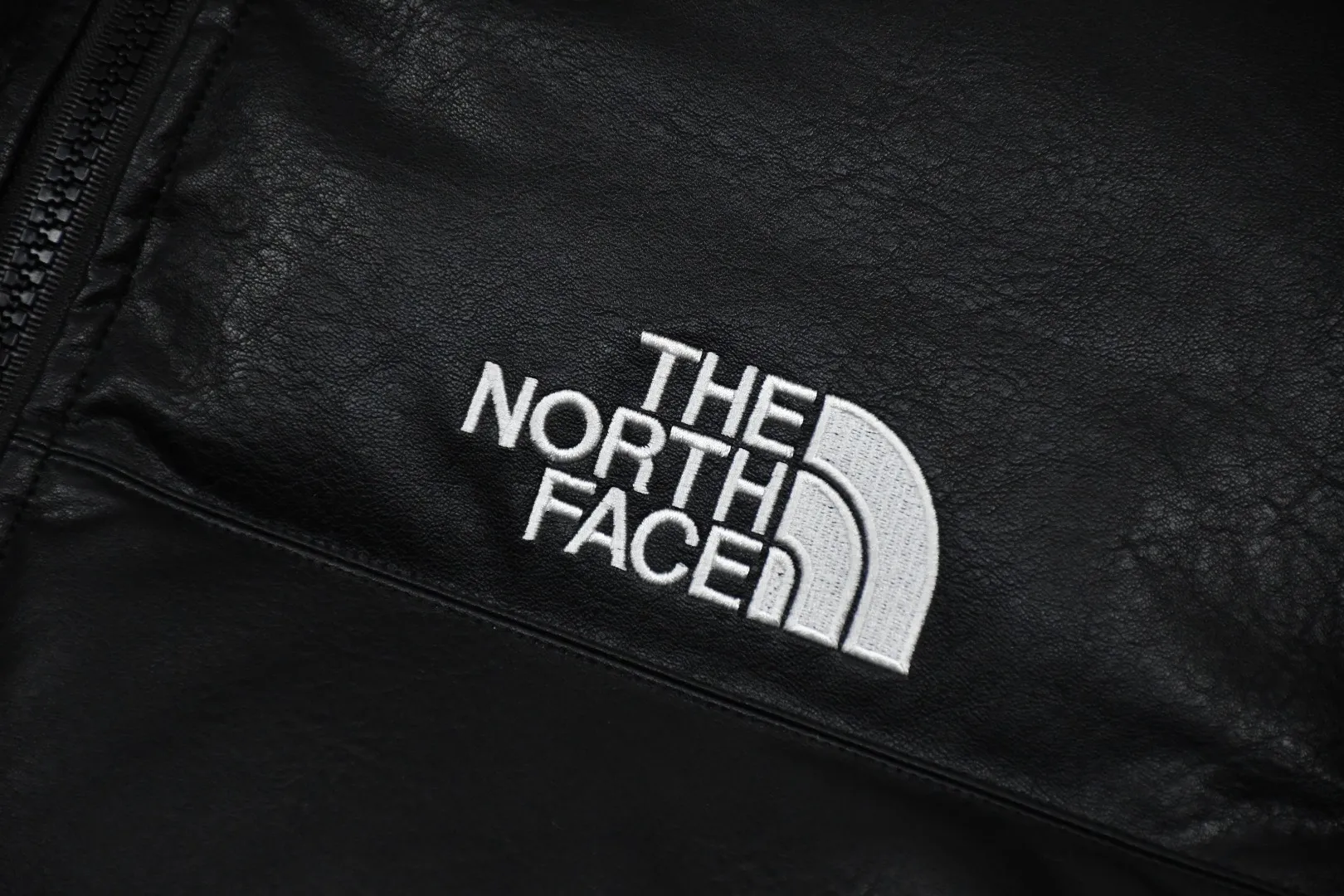 MX21# Down Jacket 💰p630 Top version Exclusive correct leather Supreme x The North Face 17fw Leather Nuptse Jacket North Face Leather Down Jacket Original consistent leather texture 32 pieces of patchwork leather stitching throughout the body White duck down filling makes every piece of leather look very full but very light on the upper body Windproof and waterproof The upper body is full of texture and perfectly solves the problem of down jacket cleaning The sleeves have the same 5 sections as the original version, the hanging buttons are NEVER STOP EXPLORING webbing, top-quality Behringer embroidery, and the hardware accessories are No. 5 + No. 3 YKK zippers, which are consistent with the original version. Color: Black Size: S~XXL