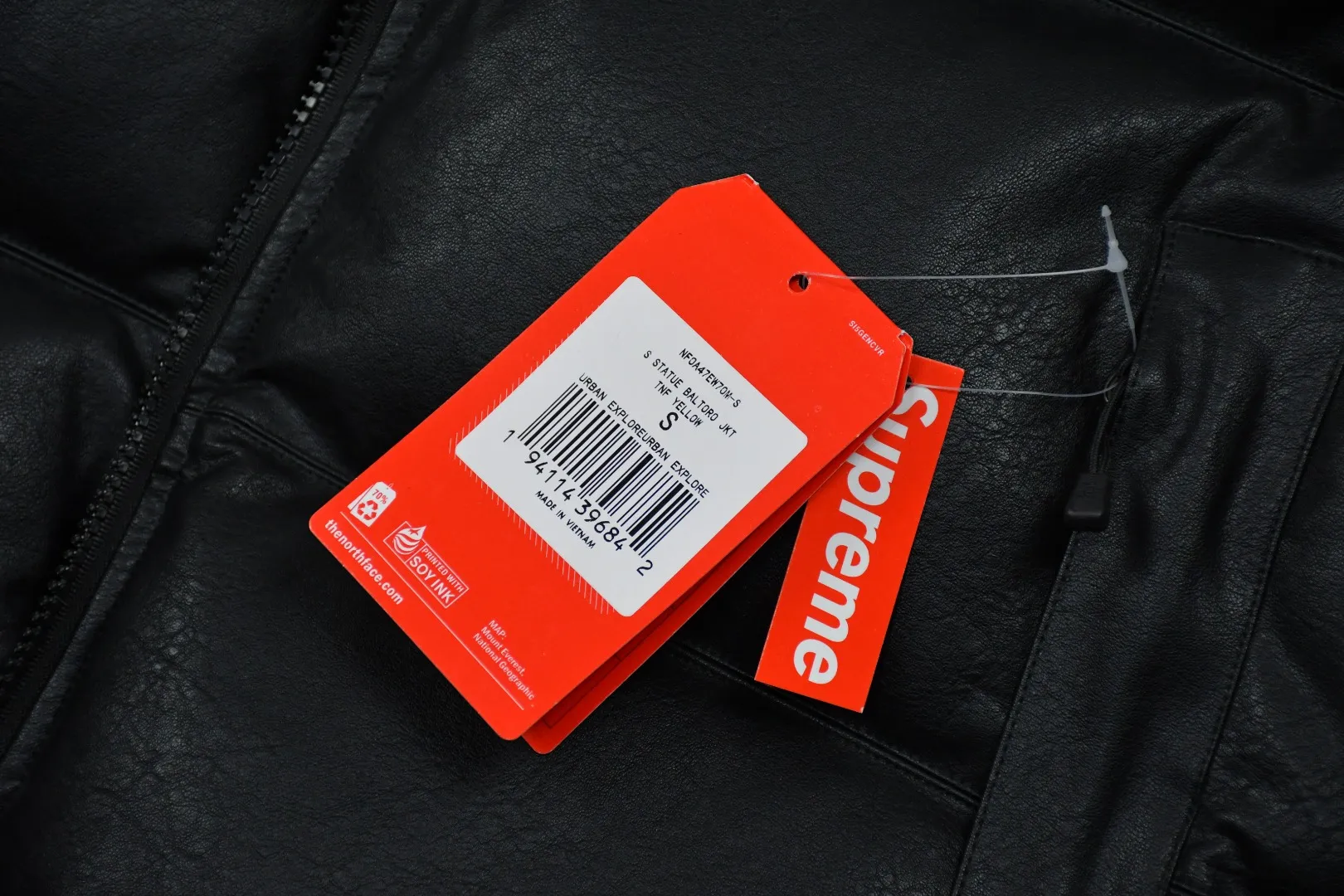 MX21# Down Jacket 💰p630 Top version Exclusive correct leather Supreme x The North Face 17fw Leather Nuptse Jacket North Face Leather Down Jacket Original consistent leather texture 32 pieces of patchwork leather stitching throughout the body White duck down filling makes every piece of leather look very full but very light on the upper body Windproof and waterproof The upper body is full of texture and perfectly solves the problem of down jacket cleaning The sleeves have the same 5 sections as the original version, the hanging buttons are NEVER STOP EXPLORING webbing, top-quality Behringer embroidery, and the hardware accessories are No. 5 + No. 3 YKK zippers, which are consistent with the original version. Color: Black Size: S~XXL