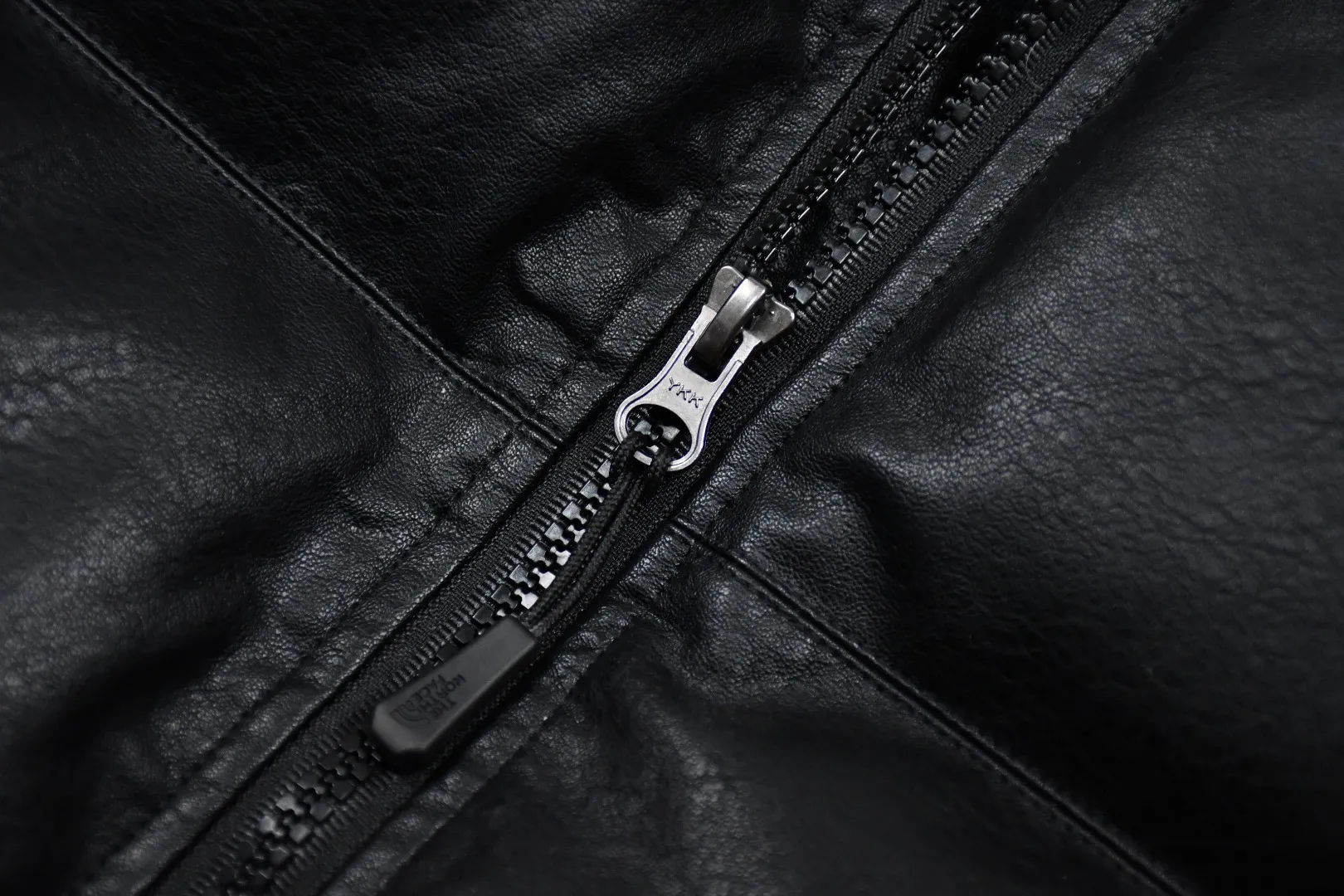 MX21# Down Jacket 💰p630 Top version Exclusive correct leather Supreme x The North Face 17fw Leather Nuptse Jacket North Face Leather Down Jacket Original consistent leather texture 32 pieces of patchwork leather stitching throughout the body White duck down filling makes every piece of leather look very full but very light on the upper body Windproof and waterproof The upper body is full of texture and perfectly solves the problem of down jacket cleaning The sleeves have the same 5 sections as the original version, the hanging buttons are NEVER STOP EXPLORING webbing, top-quality Behringer embroidery, and the hardware accessories are No. 5 + No. 3 YKK zippers, which are consistent with the original version. Color: Black Size: S~XXL