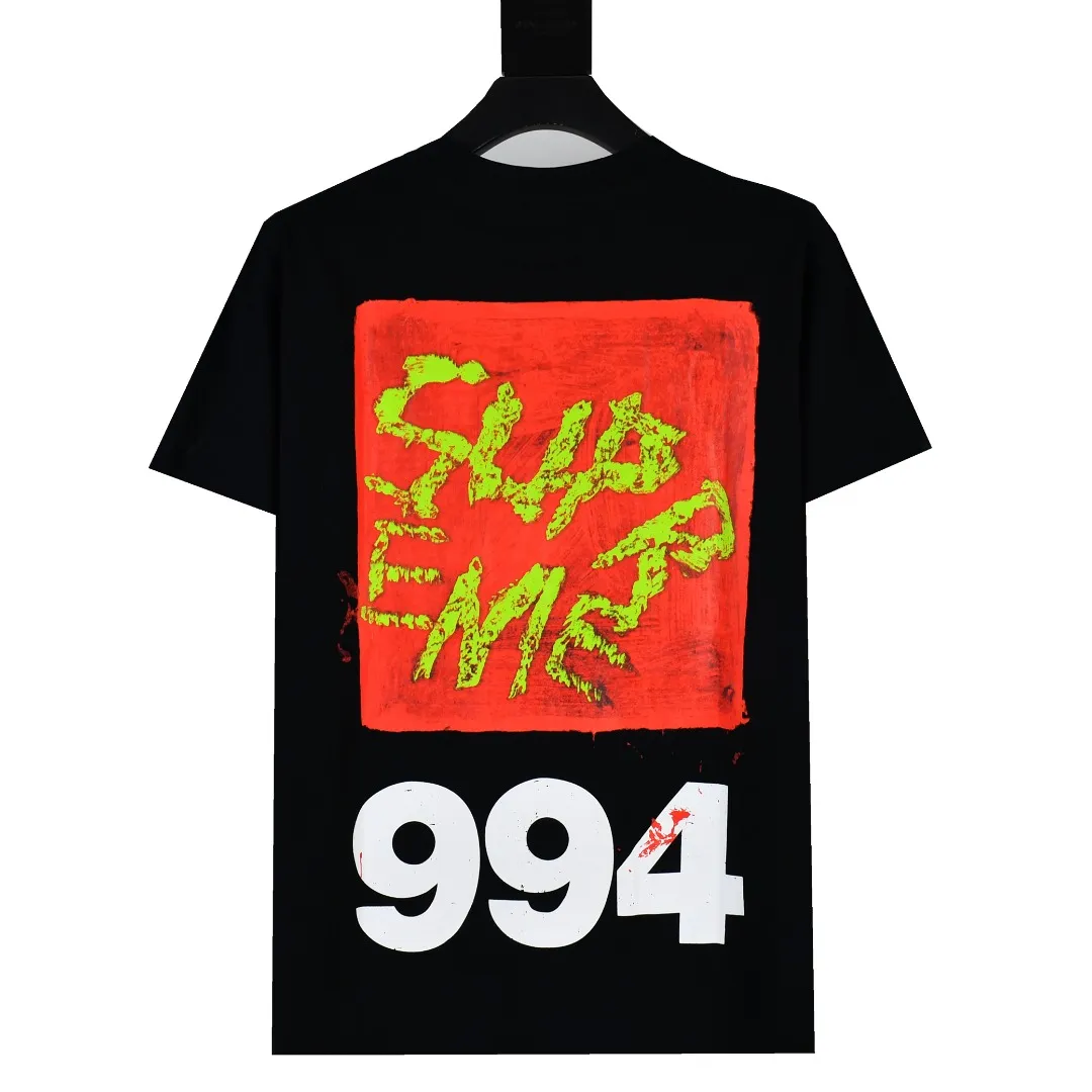 S372💰p140 Top version Supreme 24ss Paint Tee 994 printed short-sleeved T-shirt. Refuse to look at pictures to make products. Refuse to compare with wrong versions. Use cylindrical seamless technology (original technology. There are no stitched bones on the side of the clothes. Key points of identification) The fabrics are all custom-woven and dyed, 280g weight, 100% cotton, cylindrical fabric. Cylindrical fabric is a knitted fabric woven with a cylinder loom. The needles are distributed in a cylindrical shape on the fuselage. The gray fabric is a large cylinder, which needs to be opened and shaped before it can be used further. There are no slits on the side of the clothes, so there is no washing label on the side of ordinary short-sleeves. There is only one collar label behind the neck. The printing uses thermosetting ink printing imported from Belgium (different from conventional heat transfer printing), also known as plastic ink, or self-adhesive ink. Its ingredients are: mainly composed of polyvinyl chloride (PVC) and phthalates. PVC and phthalates, solid color The thermosetting ink is composed of a mixture of agents, stabilizers, and thickeners. It is not the digital direct printing marketed on the market. The printing texture of thermosetting ink cannot be achieved by digital direct printing. The collar label has a watermark anti-counterfeiting effect, a real anti-counterfeiting layer, a version with a high probability of passing the inspection, and the original packaging picture has a high probability of passing the test. Size：S-XL