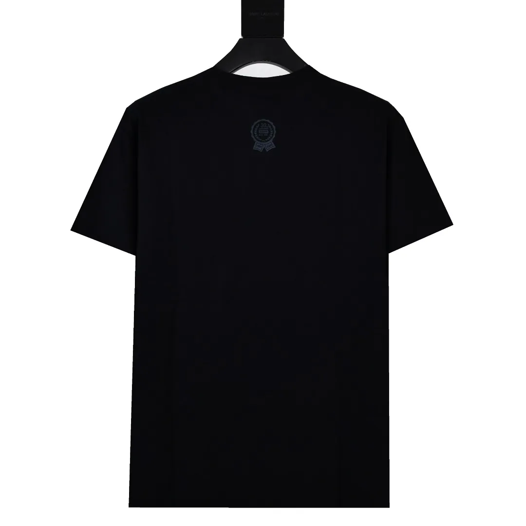 S356💰p140 Top version Supreme 24ss 30TH First 30th anniversary limited commemorative short-sleeved T-shirt. Refuse to look at pictures to make goods. Refuse to compare with wrong versions. Use cylinder seamless technology (original technology, there are no stitched bones on the side of the clothes, key points of identification) The fabrics are all custom-woven and dyed, 280g weight, 100% cotton, cylindrical fabric. Cylindrical fabric is a knitted fabric woven with a cylinder loom. The needles are distributed in a cylindrical shape on the fuselage. The gray fabric is a large cylinder, which needs to be opened and shaped before it can be used further. There are no slits on the side of the clothes, so there is no washing label on the side of ordinary short-sleeves. There is only one collar label behind the neck. The printing uses thermosetting ink printing imported from Belgium (different from conventional heat transfer printing), also known as plastic ink, or self-adhesive ink. Its ingredients are: mainly composed of polyvinyl chloride (PVC) and phthalates. PVC and phthalates, solid color The thermosetting ink is composed of a mixture of agents, stabilizers, and thickeners. It is not the digital direct printing marketed on the market. The printing texture of thermosetting ink cannot be achieved by digital direct printing. The collar label has a watermark anti-counterfeiting effect, a real anti-counterfeiting layer, a version with a high probability of passing the inspection, and the original packaging picture has a high probability of passing the test. Size：S-XL