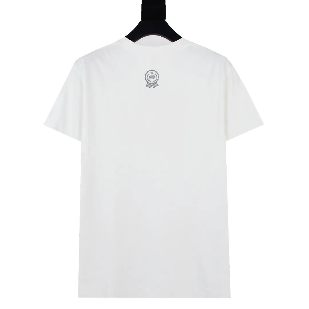 S356💰p140 Top version Supreme 24ss 30TH First 30th anniversary limited commemorative short-sleeved T-shirt. Refuse to look at pictures to make goods. Refuse to compare with wrong versions. Use cylinder seamless technology (original technology, there are no stitched bones on the side of the clothes, key points of identification) The fabrics are all custom-woven and dyed, 280g weight, 100% cotton, cylindrical fabric. Cylindrical fabric is a knitted fabric woven with a cylinder loom. The needles are distributed in a cylindrical shape on the fuselage. The gray fabric is a large cylinder, which needs to be opened and shaped before it can be used further. There are no slits on the side of the clothes, so there is no washing label on the side of ordinary short-sleeves. There is only one collar label behind the neck. The printing uses thermosetting ink printing imported from Belgium (different from conventional heat transfer printing), also known as plastic ink, or self-adhesive ink. Its ingredients are: mainly composed of polyvinyl chloride (PVC) and phthalates. PVC and phthalates, solid color The thermosetting ink is composed of a mixture of agents, stabilizers, and thickeners. It is not the digital direct printing marketed on the market. The printing texture of thermosetting ink cannot be achieved by digital direct printing. The collar label has a watermark anti-counterfeiting effect, a real anti-counterfeiting layer, a version with a high probability of passing the inspection, and the original packaging picture has a high probability of passing the test. Size：S-XL