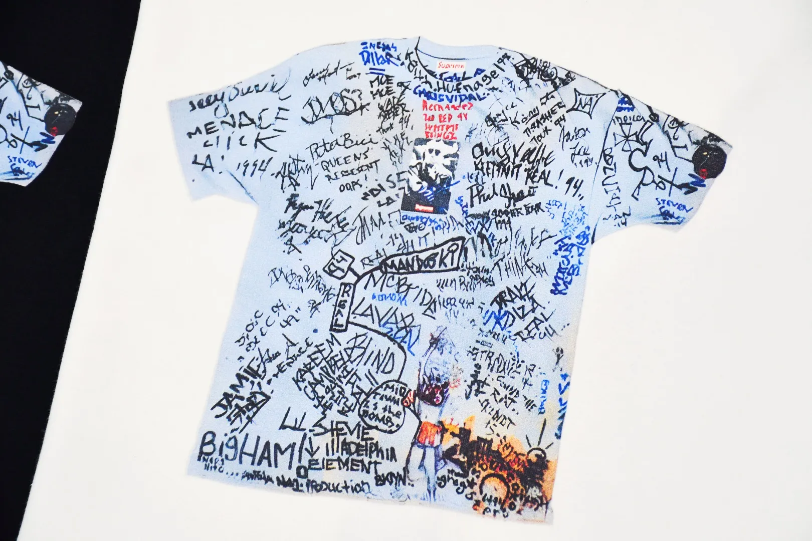 S356💰p140 Top version Supreme 24ss 30TH First 30th anniversary limited commemorative short-sleeved T-shirt. Refuse to look at pictures to make goods. Refuse to compare with wrong versions. Use cylinder seamless technology (original technology, there are no stitched bones on the side of the clothes, key points of identification) The fabrics are all custom-woven and dyed, 280g weight, 100% cotton, cylindrical fabric. Cylindrical fabric is a knitted fabric woven with a cylinder loom. The needles are distributed in a cylindrical shape on the fuselage. The gray fabric is a large cylinder, which needs to be opened and shaped before it can be used further. There are no slits on the side of the clothes, so there is no washing label on the side of ordinary short-sleeves. There is only one collar label behind the neck. The printing uses thermosetting ink printing imported from Belgium (different from conventional heat transfer printing), also known as plastic ink, or self-adhesive ink. Its ingredients are: mainly composed of polyvinyl chloride (PVC) and phthalates. PVC and phthalates, solid color The thermosetting ink is composed of a mixture of agents, stabilizers, and thickeners. It is not the digital direct printing marketed on the market. The printing texture of thermosetting ink cannot be achieved by digital direct printing. The collar label has a watermark anti-counterfeiting effect, a real anti-counterfeiting layer, a version with a high probability of passing the inspection, and the original packaging picture has a high probability of passing the test. Size：S-XL