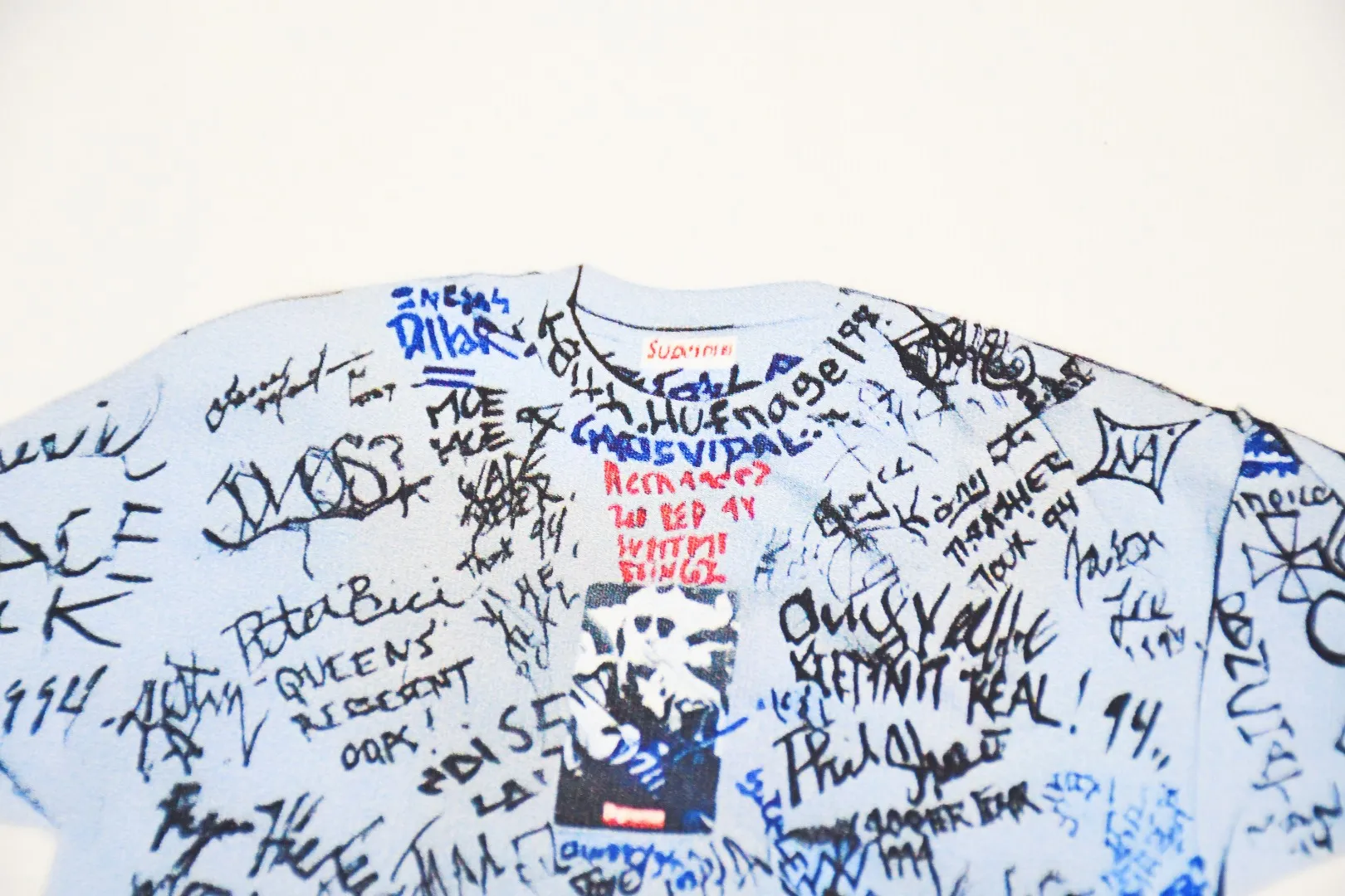 S356💰p140 Top version Supreme 24ss 30TH First 30th anniversary limited commemorative short-sleeved T-shirt. Refuse to look at pictures to make goods. Refuse to compare with wrong versions. Use cylinder seamless technology (original technology, there are no stitched bones on the side of the clothes, key points of identification) The fabrics are all custom-woven and dyed, 280g weight, 100% cotton, cylindrical fabric. Cylindrical fabric is a knitted fabric woven with a cylinder loom. The needles are distributed in a cylindrical shape on the fuselage. The gray fabric is a large cylinder, which needs to be opened and shaped before it can be used further. There are no slits on the side of the clothes, so there is no washing label on the side of ordinary short-sleeves. There is only one collar label behind the neck. The printing uses thermosetting ink printing imported from Belgium (different from conventional heat transfer printing), also known as plastic ink, or self-adhesive ink. Its ingredients are: mainly composed of polyvinyl chloride (PVC) and phthalates. PVC and phthalates, solid color The thermosetting ink is composed of a mixture of agents, stabilizers, and thickeners. It is not the digital direct printing marketed on the market. The printing texture of thermosetting ink cannot be achieved by digital direct printing. The collar label has a watermark anti-counterfeiting effect, a real anti-counterfeiting layer, a version with a high probability of passing the inspection, and the original packaging picture has a high probability of passing the test. Size：S-XL