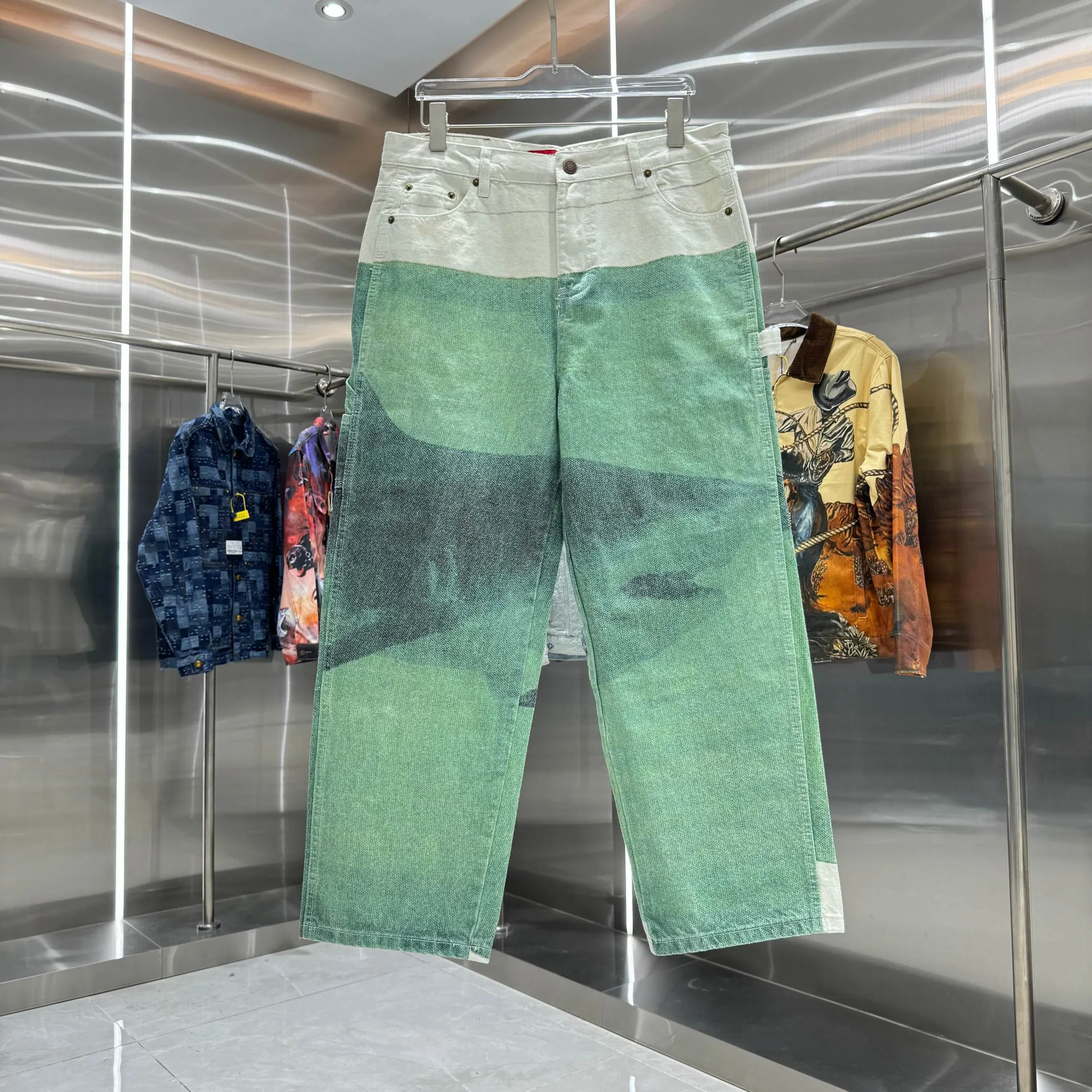 P250 Supreme Damien Hirst co-branded WEEK1 Painter Jea animal print pattern loose casual American trendy straight jeans, same style for men and women. Styles with different wash textures are very friendly to people with thin legs and thick legs. The straight and slim fit greatly modifies the leg shape. The moderate length is timeless and easy to match. It is the basis of various styles and a must-have in the wardrobe! The fabric is stiff but also makes the upper body soft without losing texture. Size 30 32 34 36 Color White