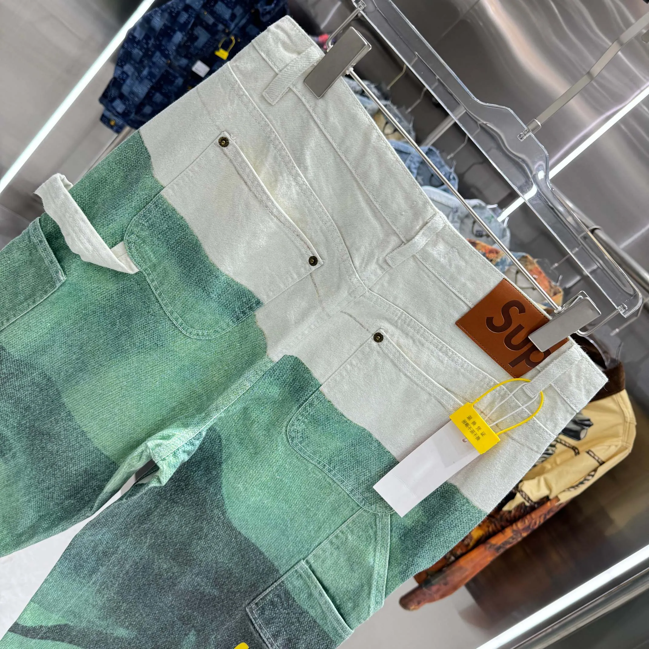 P250 Supreme Damien Hirst co-branded WEEK1 Painter Jea animal print pattern loose casual American trendy straight jeans, same style for men and women. Styles with different wash textures are very friendly to people with thin legs and thick legs. The straight and slim fit greatly modifies the leg shape. The moderate length is timeless and easy to match. It is the basis of various styles and a must-have in the wardrobe! The fabric is stiff but also makes the upper body soft without losing texture. Size 30 32 34 36 Color White
