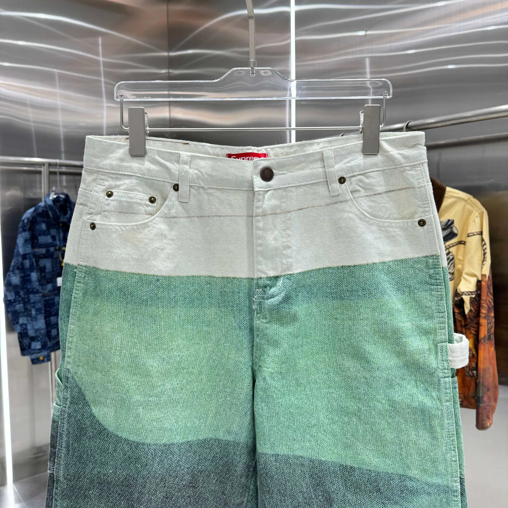 P250 Supreme Damien Hirst co-branded WEEK1 Painter Jea animal print pattern loose casual American trendy straight jeans, same style for men and women. Styles with different wash textures are very friendly to people with thin legs and thick legs. The straight and slim fit greatly modifies the leg shape. The moderate length is timeless and easy to match. It is the basis of various styles and a must-have in the wardrobe! The fabric is stiff but also makes the upper body soft without losing texture. Size 30 32 34 36 Color White