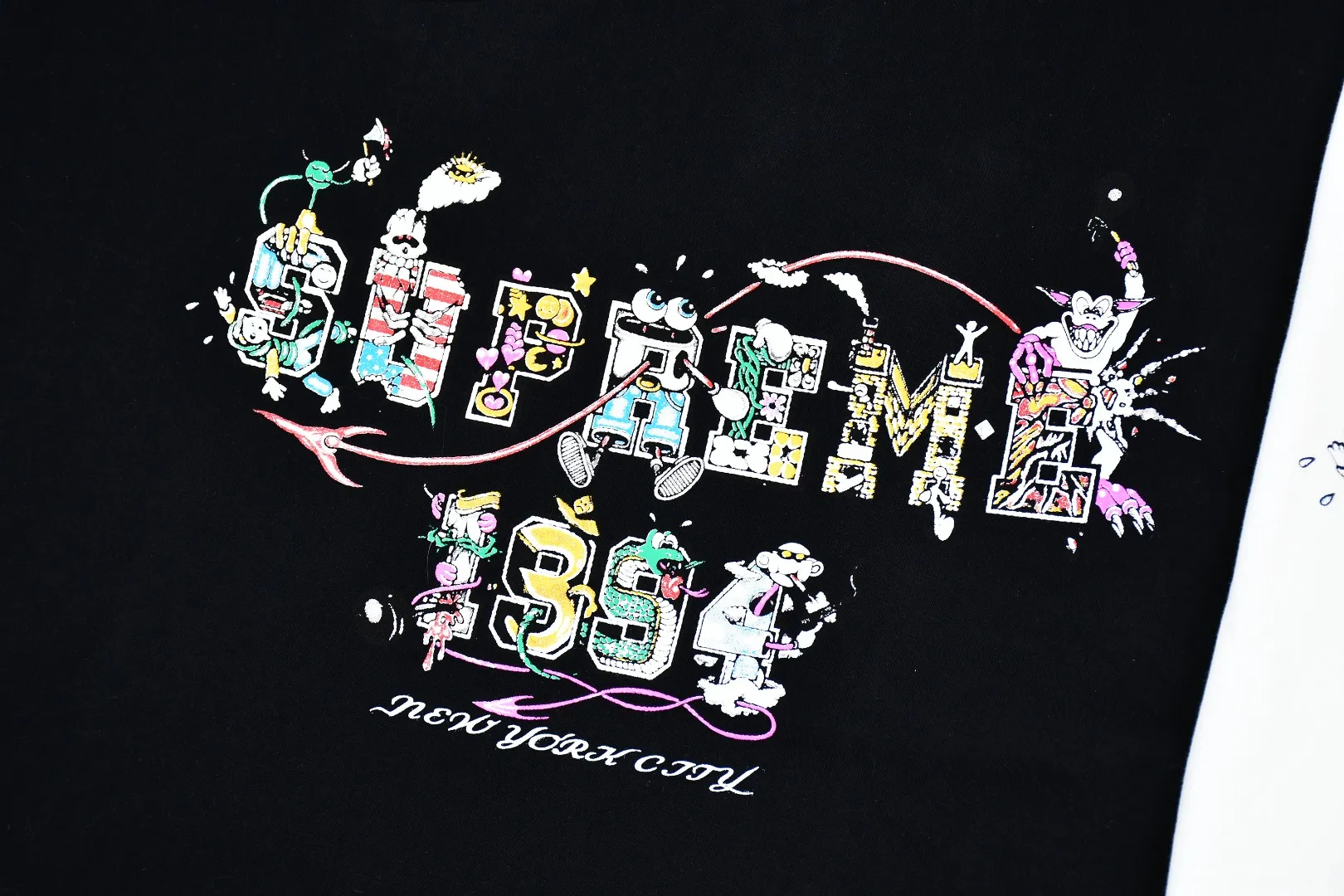 S390💰p140 Top version Supreme 24ss VARSITY Cartoon logo letter printing Short-sleeved T-shirt Refuse to look at pictures to make goods Refuse to compare with wrong versions Adopt cylindrical seamless technology (original technology There is no stitching bone on the side of the clothes Key points of identification) The fabrics are all custom-woven and dyed, 280g weight, 100% cotton, cylindrical fabric. Cylindrical fabric is a knitted fabric woven with a cylinder loom. The needles are distributed in a cylindrical shape on the fuselage. The gray fabric is a large cylinder, which needs to be opened and shaped before it can be used further. There are no slits on the side of the clothes, so there is no washing label on the side of ordinary short-sleeves. There is only one collar label behind the neck. The printing uses thermosetting ink printing imported from Belgium (different from conventional heat transfer printing), also known as plastic ink, or self-adhesive ink. Its ingredients are: mainly composed of polyvinyl chloride (PVC) and phthalates. PVC and phthalates, solid color The thermosetting ink is composed of a mixture of agents, stabilizers, and thickeners. It is not the digital direct printing marketed on the market. The printing texture of thermosetting ink cannot be achieved by digital direct printing. The collar label has a watermark anti-counterfeiting effect, a real anti-counterfeiting layer, a version with a high probability of passing the inspection, and the original packaging picture has a high probability of passing the test. Size：S-XL