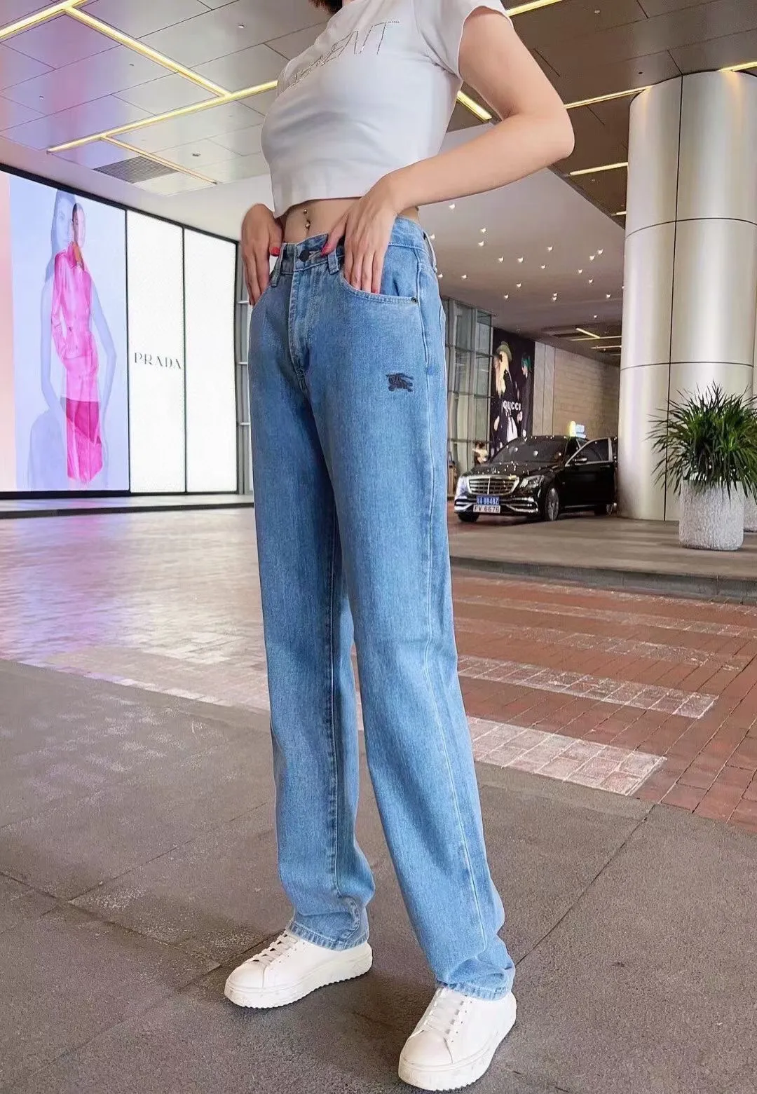 P220 [Supre** 22SS BBR co-branded, Bajia co-branded, war horse embroidery jeans] The original purchase and development process to produce a higher version, using washed denim fabrics, a special washing process, tie-dyeing steps, multiple washings to make the denim evenly aged, the distressing process is flawless, the process is very cumbersome, each paving material has the brand logo, and all three labels are complete! bur’s ace channel, I believe everyone knows how hard it is to grab this co-branded model. It’s a simple blue model with a super popular loose cut. It’s a must-have for men and women! bur’s ace channel kills all versions on the market. It can only be said that they are not of the same level at all. No matter in terms of materials, detail restoration and craftsmanship, they are not afraid of any challenges, just to provide everyone with wonderful products. After two months, I finally got the SUP BBR co-branded model! I understand how difficult it is to get this one. The water-style denim jacket is full of details, and all the embroidery is on the back. The front is simple and low-key, and the versatile jeans are directly co-branded with 1ogo embroidery on the back. Plus custom hardware 1ogo set buckle! One detail is enough to illustrate the quality. Both the details and the material are very weighty and textured. The jacket is made from imported fabrics from Italy. The denim fabric is a little stretchy and has a refined style. You deserve to own a classic bur. It’s the best product that doesn’t need too many words to explain, and the quality has been scrutinized. All the spot goods have been put into the warehouse, looking forward to your super matching! Style number: 1319# Color: Denim Size: 28 30 32 34