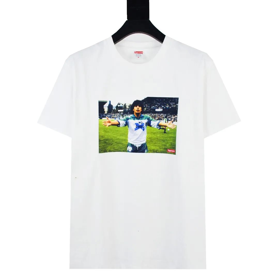 S316💰p140 Supreme 24fw Argentinian player Maradona's portrait printed commemorative short-sleeved T-shirt. Refuse to look at pictures to make products. Refuse to compare wrong versions. Use cylinder seamless technology (original technology, there are no stitched bones on the side of the clothes, key points of identification) The fabrics are all custom-woven and dyed, 280g weight, 100% cotton, cylindrical fabric. Cylindrical fabric is a knitted fabric woven with a cylinder loom. The needles are distributed in a cylindrical shape on the fuselage. The gray fabric is a large cylinder, which needs to be opened and shaped before it can be used further. There are no slits on the side of the clothes, so there is no washing label on the side of ordinary short-sleeves. There is only one collar label behind the neck. The printing uses thermosetting ink printing imported from Belgium (different from conventional heat transfer printing), also known as plastic ink, or self-adhesive ink. Its ingredients are: mainly composed of polyvinyl chloride (PVC) and phthalates. PVC and phthalates, solid color The thermosetting ink is composed of a mixture of agents, stabilizers, and thickeners. It is not the digital direct printing marketed on the market. The printing texture of thermosetting ink cannot be achieved by digital direct printing. The collar label has a watermark anti-counterfeiting effect, a real anti-counterfeiting layer, a version with a high probability of passing the inspection, and the original packaging picture has a high probability of passing the test. Size：S-XL