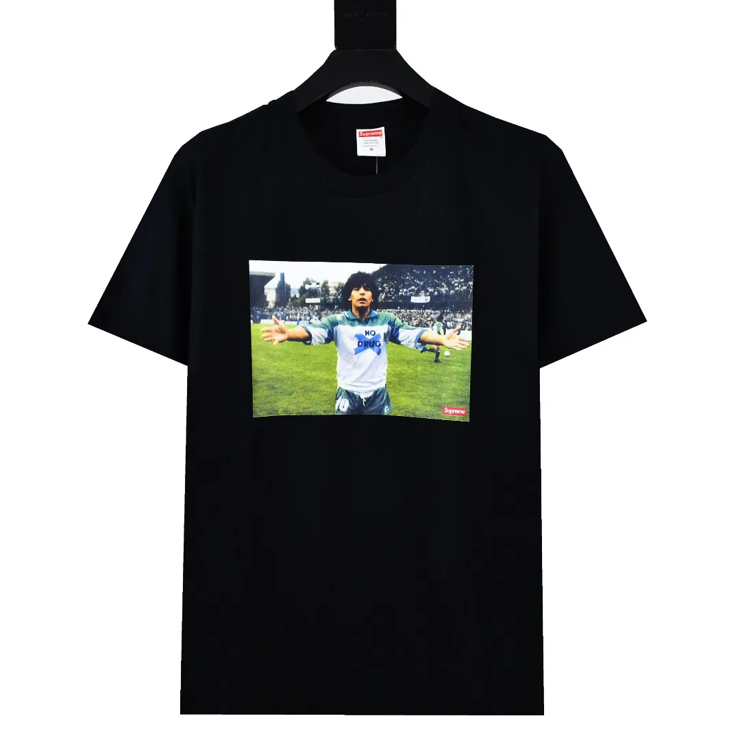 S316💰p140 Supreme 24fw Argentinian player Maradona's portrait printed commemorative short-sleeved T-shirt. Refuse to look at pictures to make products. Refuse to compare wrong versions. Use cylinder seamless technology (original technology, there are no stitched bones on the side of the clothes, key points of identification) The fabrics are all custom-woven and dyed, 280g weight, 100% cotton, cylindrical fabric. Cylindrical fabric is a knitted fabric woven with a cylinder loom. The needles are distributed in a cylindrical shape on the fuselage. The gray fabric is a large cylinder, which needs to be opened and shaped before it can be used further. There are no slits on the side of the clothes, so there is no washing label on the side of ordinary short-sleeves. There is only one collar label behind the neck. The printing uses thermosetting ink printing imported from Belgium (different from conventional heat transfer printing), also known as plastic ink, or self-adhesive ink. Its ingredients are: mainly composed of polyvinyl chloride (PVC) and phthalates. PVC and phthalates, solid color The thermosetting ink is composed of a mixture of agents, stabilizers, and thickeners. It is not the digital direct printing marketed on the market. The printing texture of thermosetting ink cannot be achieved by digital direct printing. The collar label has a watermark anti-counterfeiting effect, a real anti-counterfeiting layer, a version with a high probability of passing the inspection, and the original packaging picture has a high probability of passing the test. Size：S-XL