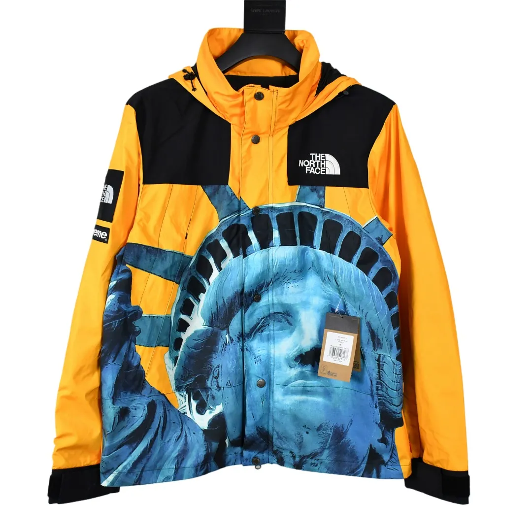 MX76💰p670 MAX/top version, exclusive quality on the whole network, Supreme x The North Face 19FW North Face Liberty Jacket, embroidery equipment, using Behringer BEKS-Y924 machine (a level higher than Tajima embroidery machine), the embroidery thickness, saturation and size are all consistent with ZP Printing process: A whole piece of printing needs to be done 4 times to complete the printing of this piece of clothing. 1. A piece of printing on the front side, 2. A layer of printing on the north side, 3. A piece hidden at the zipper placket. Only one piece of printing is taken and the rest are discarded. 4. In order to combine the overall printing on the pockets on both sides, a piece of printing is taken from two pockets. The pattern splicing, only two small pieces were taken from one printing, and the rest were discarded. This is the extremely high demand and loss of printing. There are 8 YKK zippers in total, and there are three different types of zippers/sliders among the eight. Among them, there is a No. 5 resin zipper on the placket, four No. 3 resin zippers on the outer pockets and sleeves, three reverse-pull metal zippers on the inside, and two The side pockets and sleeves have hidden zippers. Professional-grade waterproof coating fabric. The whole body is laminated with a professional waterproof coating. The waterproof effect is first-class. The built-in thin velvet has excellent warmth and wind protection properties and perfect breathability. The polyamide fiber component is dispersed. Fuel printing. Infrared screen positioning. Digital printing. After cutting, more than 20 versions have been opened. Cut and print by size, each size. Each part requires workers to cut according to the pattern, which is time-consuming and labor-intensive, and the labor cost is extremely high. The ink imported from Belgium is automatically recognized in four colors, and there are four sizes in total. The goddess statue of the entire dress is complete, all stitched in alignment, and meticulous. The R letter is embroidered with elephant legs. The embroidery is fuller and more exquisite, the embroidery details are perfect, and the accessories are laser marked. Size：S-XL