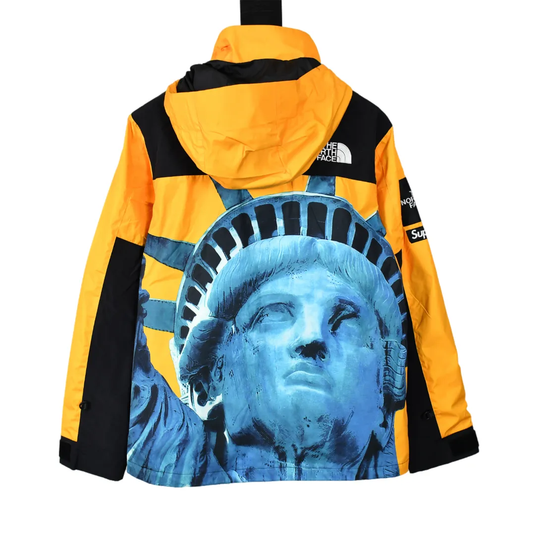 MX76💰p670 MAX/top version, exclusive quality on the whole network, Supreme x The North Face 19FW North Face Liberty Jacket, embroidery equipment, using Behringer BEKS-Y924 machine (a level higher than Tajima embroidery machine), the embroidery thickness, saturation and size are all consistent with ZP Printing process: A whole piece of printing needs to be done 4 times to complete the printing of this piece of clothing. 1. A piece of printing on the front side, 2. A layer of printing on the north side, 3. A piece hidden at the zipper placket. Only one piece of printing is taken and the rest are discarded. 4. In order to combine the overall printing on the pockets on both sides, a piece of printing is taken from two pockets. The pattern splicing, only two small pieces were taken from one printing, and the rest were discarded. This is the extremely high demand and loss of printing. There are 8 YKK zippers in total, and there are three different types of zippers/sliders among the eight. Among them, there is a No. 5 resin zipper on the placket, four No. 3 resin zippers on the outer pockets and sleeves, three reverse-pull metal zippers on the inside, and two The side pockets and sleeves have hidden zippers. Professional-grade waterproof coating fabric. The whole body is laminated with a professional waterproof coating. The waterproof effect is first-class. The built-in thin velvet has excellent warmth and wind protection properties and perfect breathability. The polyamide fiber component is dispersed. Fuel printing. Infrared screen positioning. Digital printing. After cutting, more than 20 versions have been opened. Cut and print by size, each size. Each part requires workers to cut according to the pattern, which is time-consuming and labor-intensive, and the labor cost is extremely high. The ink imported from Belgium is automatically recognized in four colors, and there are four sizes in total. The goddess statue of the entire dress is complete, all stitched in alignment, and meticulous. The R letter is embroidered with elephant legs. The embroidery is fuller and more exquisite, the embroidery details are perfect, and the accessories are laser marked. Size：S-XL