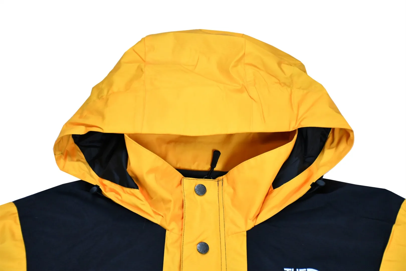 MX76💰p670 MAX/top version, exclusive quality on the whole network, Supreme x The North Face 19FW North Face Liberty Jacket, embroidery equipment, using Behringer BEKS-Y924 machine (a level higher than Tajima embroidery machine), the embroidery thickness, saturation and size are all consistent with ZP Printing process: A whole piece of printing needs to be done 4 times to complete the printing of this piece of clothing. 1. A piece of printing on the front side, 2. A layer of printing on the north side, 3. A piece hidden at the zipper placket. Only one piece of printing is taken and the rest are discarded. 4. In order to combine the overall printing on the pockets on both sides, a piece of printing is taken from two pockets. The pattern splicing, only two small pieces were taken from one printing, and the rest were discarded. This is the extremely high demand and loss of printing. There are 8 YKK zippers in total, and there are three different types of zippers/sliders among the eight. Among them, there is a No. 5 resin zipper on the placket, four No. 3 resin zippers on the outer pockets and sleeves, three reverse-pull metal zippers on the inside, and two The side pockets and sleeves have hidden zippers. Professional-grade waterproof coating fabric. The whole body is laminated with a professional waterproof coating. The waterproof effect is first-class. The built-in thin velvet has excellent warmth and wind protection properties and perfect breathability. The polyamide fiber component is dispersed. Fuel printing. Infrared screen positioning. Digital printing. After cutting, more than 20 versions have been opened. Cut and print by size, each size. Each part requires workers to cut according to the pattern, which is time-consuming and labor-intensive, and the labor cost is extremely high. The ink imported from Belgium is automatically recognized in four colors, and there are four sizes in total. The goddess statue of the entire dress is complete, all stitched in alignment, and meticulous. The R letter is embroidered with elephant legs. The embroidery is fuller and more exquisite, the embroidery details are perfect, and the accessories are laser marked. Size：S-XL