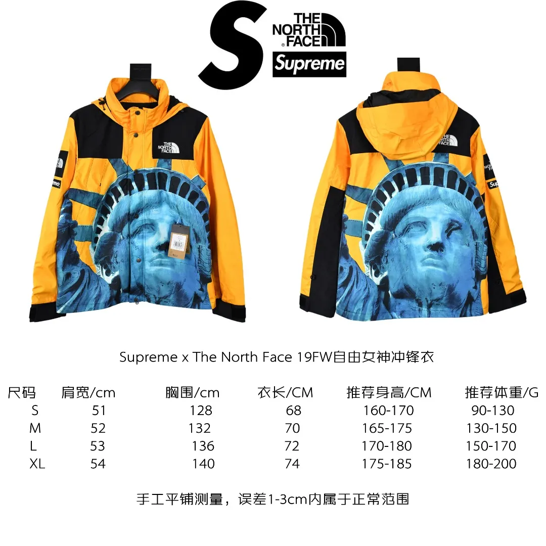 MX76💰p670 MAX/top version, exclusive quality on the whole network, Supreme x The North Face 19FW North Face Liberty Jacket, embroidery equipment, using Behringer BEKS-Y924 machine (a level higher than Tajima embroidery machine), the embroidery thickness, saturation and size are all consistent with ZP Printing process: A whole piece of printing needs to be done 4 times to complete the printing of this piece of clothing. 1. A piece of printing on the front side, 2. A layer of printing on the north side, 3. A piece hidden at the zipper placket. Only one piece of printing is taken and the rest are discarded. 4. In order to combine the overall printing on the pockets on both sides, a piece of printing is taken from two pockets. The pattern splicing, only two small pieces were taken from one printing, and the rest were discarded. This is the extremely high demand and loss of printing. There are 8 YKK zippers in total, and there are three different types of zippers/sliders among the eight. Among them, there is a No. 5 resin zipper on the placket, four No. 3 resin zippers on the outer pockets and sleeves, three reverse-pull metal zippers on the inside, and two The side pockets and sleeves have hidden zippers. Professional-grade waterproof coating fabric. The whole body is laminated with a professional waterproof coating. The waterproof effect is first-class. The built-in thin velvet has excellent warmth and wind protection properties and perfect breathability. The polyamide fiber component is dispersed. Fuel printing. Infrared screen positioning. Digital printing. After cutting, more than 20 versions have been opened. Cut and print by size, each size. Each part requires workers to cut according to the pattern, which is time-consuming and labor-intensive, and the labor cost is extremely high. The ink imported from Belgium is automatically recognized in four colors, and there are four sizes in total. The goddess statue of the entire dress is complete, all stitched in alignment, and meticulous. The R letter is embroidered with elephant legs. The embroidery is fuller and more exquisite, the embroidery details are perfect, and the accessories are laser marked. Size：S-XL