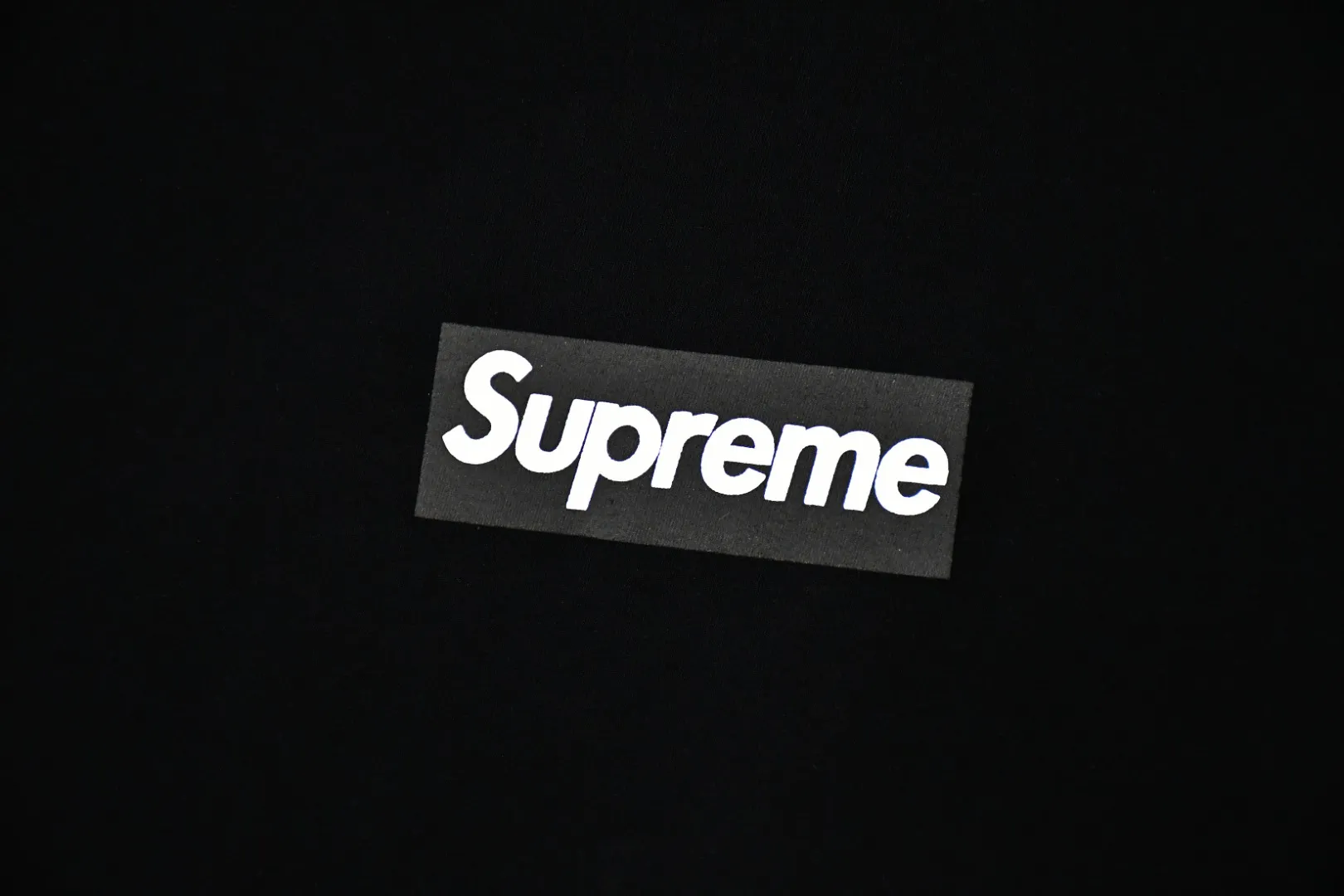 🅿️166 S213 top version Supreme FW20 Week 7 Box Logo L/S Tee classic round neck long-sleeved T-shirt 1. The fabrics are all custom-woven and dyed 280g weight 100% cotton cylindrical cloth Cylindrical fabric is a knitted fabric woven by a cylinder loom. The machine needles are distributed in a cylindrical shape on the fuselage. The gray fabric is a large cylinder, which needs to be opened and shaped before it can be used further. That is, there are no slits on the sides of the clothes, so there are no wash labels on the sides of ordinary short-sleeves. There is only a collar label behind the neck. 2. Printing uses bright thermoset inks imported from Belgium, and Cunard's fully automatic elliptical heating integrated printing machine , the white paste base is passed through 4 layers of color screen printing with digital direct printing, and the integrated printing edge has no jagged edges. 3. The collar label has a watermark anti-counterfeiting effect and a real anti-counterfeiting layer. The version has a high probability of passing. The original packaging picture has a high probability of passing. 4. Comes with an original handbag. 5. All details are synchronized with ZP, which is an instant hit on the market. Color: black and white. Size: S-XL.