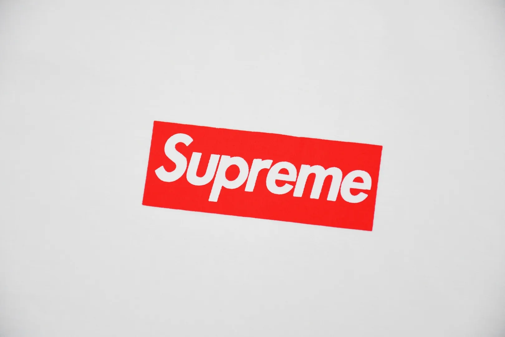 🅿️166 S213 top version Supreme FW20 Week 7 Box Logo L/S Tee classic round neck long-sleeved T-shirt 1. The fabrics are all custom-woven and dyed 280g weight 100% cotton cylindrical cloth Cylindrical fabric is a knitted fabric woven by a cylinder loom. The machine needles are distributed in a cylindrical shape on the fuselage. The gray fabric is a large cylinder, which needs to be opened and shaped before it can be used further. That is, there are no slits on the sides of the clothes, so there are no wash labels on the sides of ordinary short-sleeves. There is only a collar label behind the neck. 2. Printing uses bright thermoset inks imported from Belgium, and Cunard's fully automatic elliptical heating integrated printing machine , the white paste base is passed through 4 layers of color screen printing with digital direct printing, and the integrated printing edge has no jagged edges. 3. The collar label has a watermark anti-counterfeiting effect and a real anti-counterfeiting layer. The version has a high probability of passing. The original packaging picture has a high probability of passing. 4. Comes with an original handbag. 5. All details are synchronized with ZP, which is an instant hit on the market. Color: black and white. Size: S-XL.