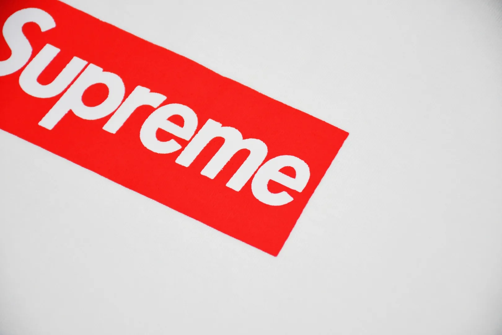 🅿️166 S213 top version Supreme FW20 Week 7 Box Logo L/S Tee classic round neck long-sleeved T-shirt 1. The fabrics are all custom-woven and dyed 280g weight 100% cotton cylindrical cloth Cylindrical fabric is a knitted fabric woven by a cylinder loom. The machine needles are distributed in a cylindrical shape on the fuselage. The gray fabric is a large cylinder, which needs to be opened and shaped before it can be used further. That is, there are no slits on the sides of the clothes, so there are no wash labels on the sides of ordinary short-sleeves. There is only a collar label behind the neck. 2. Printing uses bright thermoset inks imported from Belgium, and Cunard's fully automatic elliptical heating integrated printing machine , the white paste base is passed through 4 layers of color screen printing with digital direct printing, and the integrated printing edge has no jagged edges. 3. The collar label has a watermark anti-counterfeiting effect and a real anti-counterfeiting layer. The version has a high probability of passing. The original packaging picture has a high probability of passing. 4. Comes with an original handbag. 5. All details are synchronized with ZP, which is an instant hit on the market. Color: black and white. Size: S-XL.