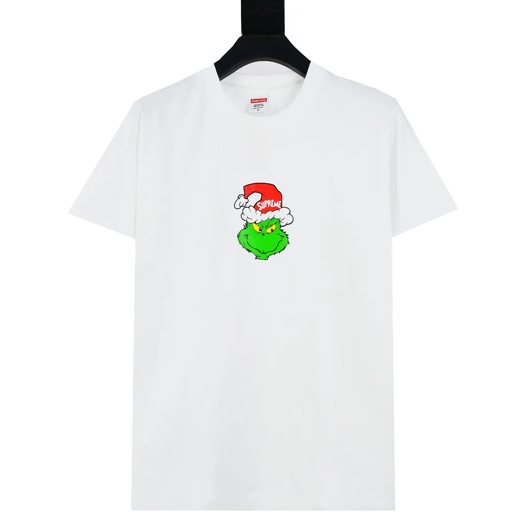 🅿️130 S197 top version Supreme 24fw GRINCH Grinch printed short-sleeved T-shirt. Refuse to look at pictures to make products. Refuse to compare wrong versions. Use cylindrical seamless technology (original technology, there are no stitched bones on the side of the clothes, the key point of identification) The fabrics are all custom-woven and dyed, 280g weight, 100% cotton, cylindrical fabric. Cylindrical fabric is a knitted fabric woven with a cylinder loom. The needles are distributed in a cylindrical shape on the fuselage. The gray fabric is a large cylinder, which needs to be opened and shaped before it can be used further. There are no slits on the side of the clothes, so there is no washing label on the side of ordinary short-sleeves. There is only one collar label behind the neck. The printing uses heat-setting ink printing imported from Belgium (different from conventional heat transfer printing on the market), also known as plastic ink, or self-adhesive ink. Its ingredients: mainly composed of polyvinyl chloride (PVC) and phthalates, including PVC, phthalates, and color fixing agents. , stabilizer, and thickener are mixed to form thermoset ink, which is not the digital direct printing marketed on the market. The printing texture of thermoset ink cannot be achieved by digital direct printing. The new triple collar label has a watermark anti-counterfeiting effect, a real anti-counterfeiting layer, and has a high probability of passing the approved version. The original packaging picture has a high probability of passing Size：S-XL