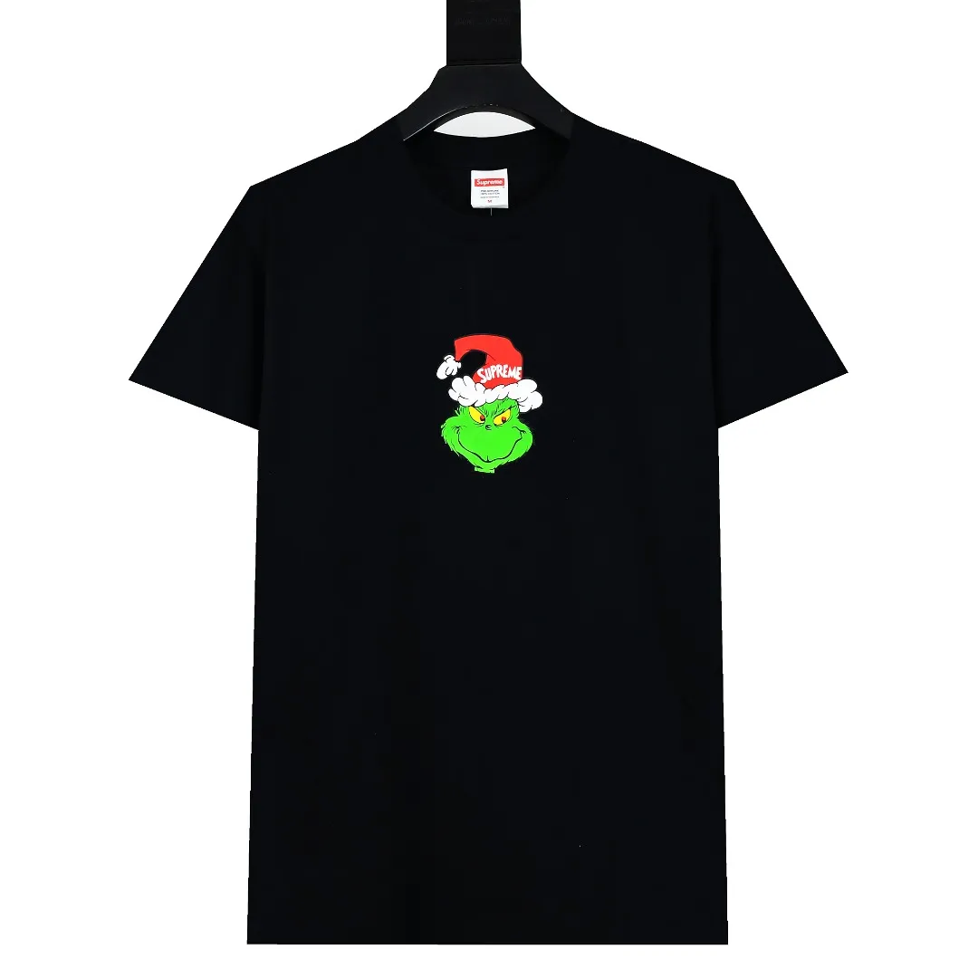 🅿️130 S197 top version Supreme 24fw GRINCH Grinch printed short-sleeved T-shirt. Refuse to look at pictures to make products. Refuse to compare wrong versions. Use cylindrical seamless technology (original technology, there are no stitched bones on the side of the clothes, the key point of identification) The fabrics are all custom-woven and dyed, 280g weight, 100% cotton, cylindrical fabric. Cylindrical fabric is a knitted fabric woven with a cylinder loom. The needles are distributed in a cylindrical shape on the fuselage. The gray fabric is a large cylinder, which needs to be opened and shaped before it can be used further. There are no slits on the side of the clothes, so there is no washing label on the side of ordinary short-sleeves. There is only one collar label behind the neck. The printing uses heat-setting ink printing imported from Belgium (different from conventional heat transfer printing on the market), also known as plastic ink, or self-adhesive ink. Its ingredients: mainly composed of polyvinyl chloride (PVC) and phthalates, including PVC, phthalates, and color fixing agents. , stabilizer, and thickener are mixed to form thermoset ink, which is not the digital direct printing marketed on the market. The printing texture of thermoset ink cannot be achieved by digital direct printing. The new triple collar label has a watermark anti-counterfeiting effect, a real anti-counterfeiting layer, and has a high probability of passing the approved version. The original packaging picture has a high probability of passing Size：S-XL