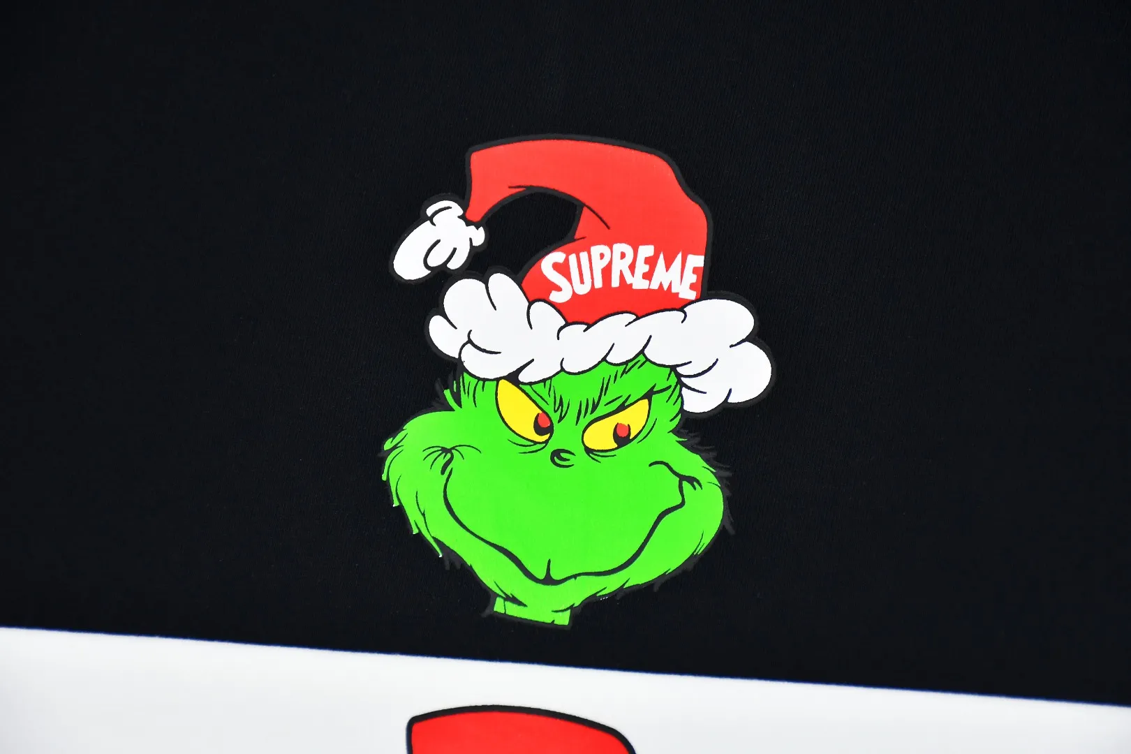 🅿️130 S197 top version Supreme 24fw GRINCH Grinch printed short-sleeved T-shirt. Refuse to look at pictures to make products. Refuse to compare wrong versions. Use cylindrical seamless technology (original technology, there are no stitched bones on the side of the clothes, the key point of identification) The fabrics are all custom-woven and dyed, 280g weight, 100% cotton, cylindrical fabric. Cylindrical fabric is a knitted fabric woven with a cylinder loom. The needles are distributed in a cylindrical shape on the fuselage. The gray fabric is a large cylinder, which needs to be opened and shaped before it can be used further. There are no slits on the side of the clothes, so there is no washing label on the side of ordinary short-sleeves. There is only one collar label behind the neck. The printing uses heat-setting ink printing imported from Belgium (different from conventional heat transfer printing on the market), also known as plastic ink, or self-adhesive ink. Its ingredients: mainly composed of polyvinyl chloride (PVC) and phthalates, including PVC, phthalates, and color fixing agents. , stabilizer, and thickener are mixed to form thermoset ink, which is not the digital direct printing marketed on the market. The printing texture of thermoset ink cannot be achieved by digital direct printing. The new triple collar label has a watermark anti-counterfeiting effect, a real anti-counterfeiting layer, and has a high probability of passing the approved version. The original packaging picture has a high probability of passing Size：S-XL