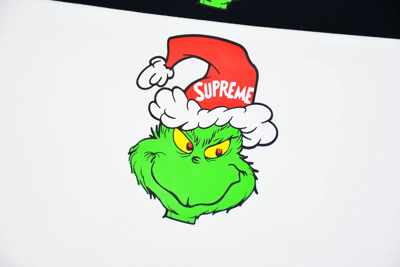 🅿️130 S197 top version Supreme 24fw GRINCH Grinch printed short-sleeved T-shirt. Refuse to look at pictures to make products. Refuse to compare wrong versions. Use cylindrical seamless technology (original technology, there are no stitched bones on the side of the clothes, the key point of identification) The fabrics are all custom-woven and dyed, 280g weight, 100% cotton, cylindrical fabric. Cylindrical fabric is a knitted fabric woven with a cylinder loom. The needles are distributed in a cylindrical shape on the fuselage. The gray fabric is a large cylinder, which needs to be opened and shaped before it can be used further. There are no slits on the side of the clothes, so there is no washing label on the side of ordinary short-sleeves. There is only one collar label behind the neck. The printing uses heat-setting ink printing imported from Belgium (different from conventional heat transfer printing on the market), also known as plastic ink, or self-adhesive ink. Its ingredients: mainly composed of polyvinyl chloride (PVC) and phthalates, including PVC, phthalates, and color fixing agents. , stabilizer, and thickener are mixed to form thermoset ink, which is not the digital direct printing marketed on the market. The printing texture of thermoset ink cannot be achieved by digital direct printing. The new triple collar label has a watermark anti-counterfeiting effect, a real anti-counterfeiting layer, and has a high probability of passing the approved version. The original packaging picture has a high probability of passing Size：S-XL