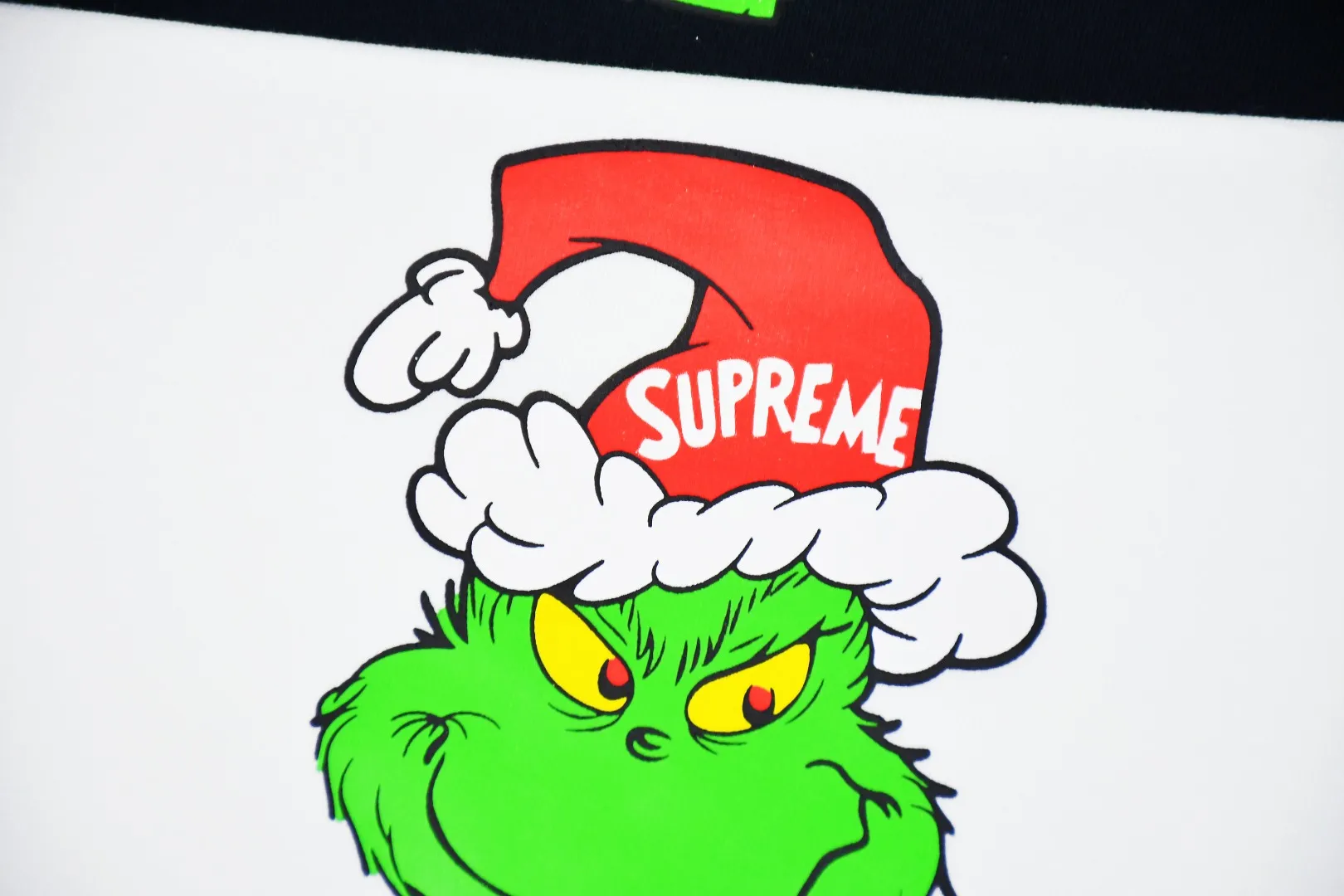 🅿️130 S197 top version Supreme 24fw GRINCH Grinch printed short-sleeved T-shirt. Refuse to look at pictures to make products. Refuse to compare wrong versions. Use cylindrical seamless technology (original technology, there are no stitched bones on the side of the clothes, the key point of identification) The fabrics are all custom-woven and dyed, 280g weight, 100% cotton, cylindrical fabric. Cylindrical fabric is a knitted fabric woven with a cylinder loom. The needles are distributed in a cylindrical shape on the fuselage. The gray fabric is a large cylinder, which needs to be opened and shaped before it can be used further. There are no slits on the side of the clothes, so there is no washing label on the side of ordinary short-sleeves. There is only one collar label behind the neck. The printing uses heat-setting ink printing imported from Belgium (different from conventional heat transfer printing on the market), also known as plastic ink, or self-adhesive ink. Its ingredients: mainly composed of polyvinyl chloride (PVC) and phthalates, including PVC, phthalates, and color fixing agents. , stabilizer, and thickener are mixed to form thermoset ink, which is not the digital direct printing marketed on the market. The printing texture of thermoset ink cannot be achieved by digital direct printing. The new triple collar label has a watermark anti-counterfeiting effect, a real anti-counterfeiting layer, and has a high probability of passing the approved version. The original packaging picture has a high probability of passing Size：S-XL