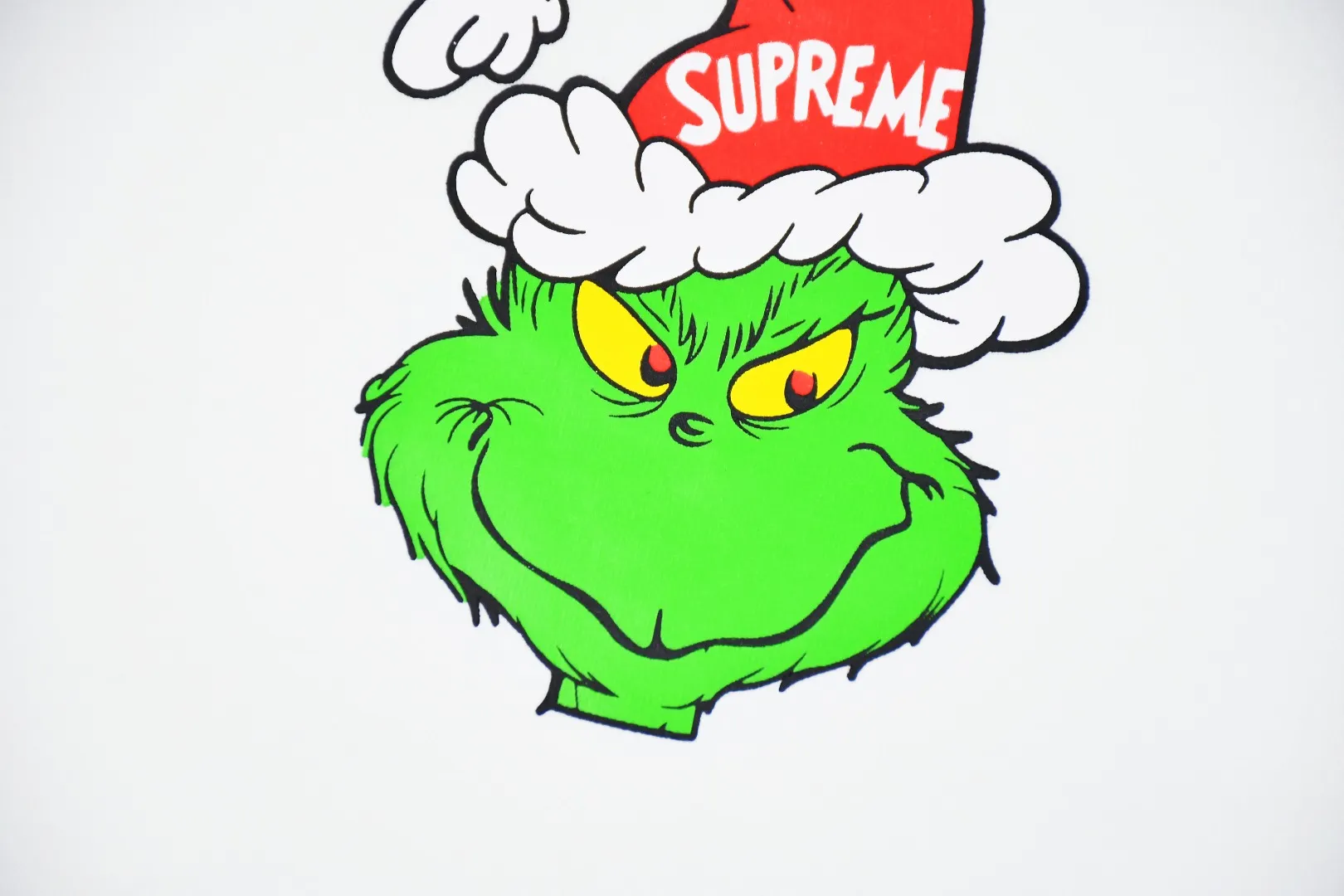 🅿️130 S197 top version Supreme 24fw GRINCH Grinch printed short-sleeved T-shirt. Refuse to look at pictures to make products. Refuse to compare wrong versions. Use cylindrical seamless technology (original technology, there are no stitched bones on the side of the clothes, the key point of identification) The fabrics are all custom-woven and dyed, 280g weight, 100% cotton, cylindrical fabric. Cylindrical fabric is a knitted fabric woven with a cylinder loom. The needles are distributed in a cylindrical shape on the fuselage. The gray fabric is a large cylinder, which needs to be opened and shaped before it can be used further. There are no slits on the side of the clothes, so there is no washing label on the side of ordinary short-sleeves. There is only one collar label behind the neck. The printing uses heat-setting ink printing imported from Belgium (different from conventional heat transfer printing on the market), also known as plastic ink, or self-adhesive ink. Its ingredients: mainly composed of polyvinyl chloride (PVC) and phthalates, including PVC, phthalates, and color fixing agents. , stabilizer, and thickener are mixed to form thermoset ink, which is not the digital direct printing marketed on the market. The printing texture of thermoset ink cannot be achieved by digital direct printing. The new triple collar label has a watermark anti-counterfeiting effect, a real anti-counterfeiting layer, and has a high probability of passing the approved version. The original packaging picture has a high probability of passing Size：S-XL