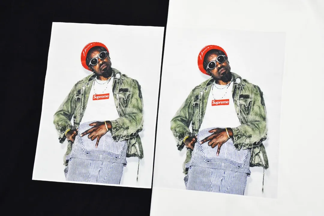 #S56 P110💰 Supreme FW22 Week1 André 3000 Tee André Benjamin photo character pattern printed casual short-sleeved T-shirt for couples. Made of 260g combed cotton double yarn. All three standards are complete from fabrics to accessories. ZP. Imported Matsui company slurry printing will never crack. The whole piece adopts three-needle five-thread technology. The neckline-shoulder seam-sleeve seam is double-lined, which looks more three-dimensional and textured.) The same process as the original version, classic version Feel free to compare zp. The whole piece is made using three-needle five-thread craftsmanship. The neckline-shoulder seam-sleeve seam is double-threaded, which looks more three-dimensional and textured.) It has the same craftsmanship as the original original, classic version. Color: black and white. Size: S M L XL XXL.