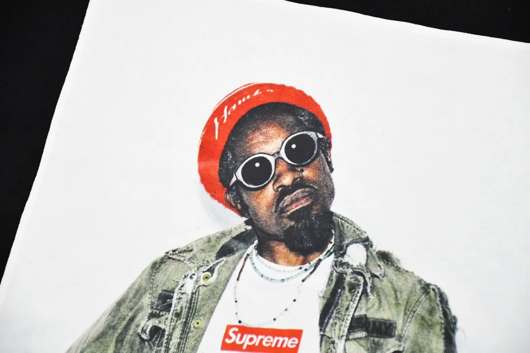 #S56 P110💰 Supreme FW22 Week1 André 3000 Tee André Benjamin photo character pattern printed casual short-sleeved T-shirt for couples. Made of 260g combed cotton double yarn. All three standards are complete from fabrics to accessories. ZP. Imported Matsui company slurry printing will never crack. The whole piece adopts three-needle five-thread technology. The neckline-shoulder seam-sleeve seam is double-lined, which looks more three-dimensional and textured.) The same process as the original version, classic version Feel free to compare zp. The whole piece is made using three-needle five-thread craftsmanship. The neckline-shoulder seam-sleeve seam is double-threaded, which looks more three-dimensional and textured.) It has the same craftsmanship as the original original, classic version. Color: black and white. Size: S M L XL XXL.