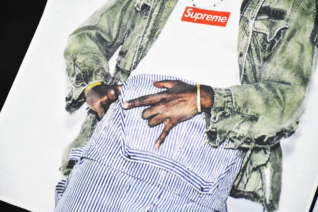 #S56 P110💰 Supreme FW22 Week1 André 3000 Tee André Benjamin photo character pattern printed casual short-sleeved T-shirt for couples. Made of 260g combed cotton double yarn. All three standards are complete from fabrics to accessories. ZP. Imported Matsui company slurry printing will never crack. The whole piece adopts three-needle five-thread technology. The neckline-shoulder seam-sleeve seam is double-lined, which looks more three-dimensional and textured.) The same process as the original version, classic version Feel free to compare zp. The whole piece is made using three-needle five-thread craftsmanship. The neckline-shoulder seam-sleeve seam is double-threaded, which looks more three-dimensional and textured.) It has the same craftsmanship as the original original, classic version. Color: black and white. Size: S M L XL XXL.
