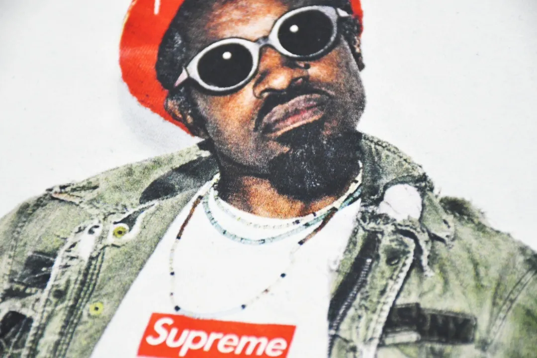 #S56 P110💰 Supreme FW22 Week1 André 3000 Tee André Benjamin photo character pattern printed casual short-sleeved T-shirt for couples. Made of 260g combed cotton double yarn. All three standards are complete from fabrics to accessories. ZP. Imported Matsui company slurry printing will never crack. The whole piece adopts three-needle five-thread technology. The neckline-shoulder seam-sleeve seam is double-lined, which looks more three-dimensional and textured.) The same process as the original version, classic version Feel free to compare zp. The whole piece is made using three-needle five-thread craftsmanship. The neckline-shoulder seam-sleeve seam is double-threaded, which looks more three-dimensional and textured.) It has the same craftsmanship as the original original, classic version. Color: black and white. Size: S M L XL XXL.