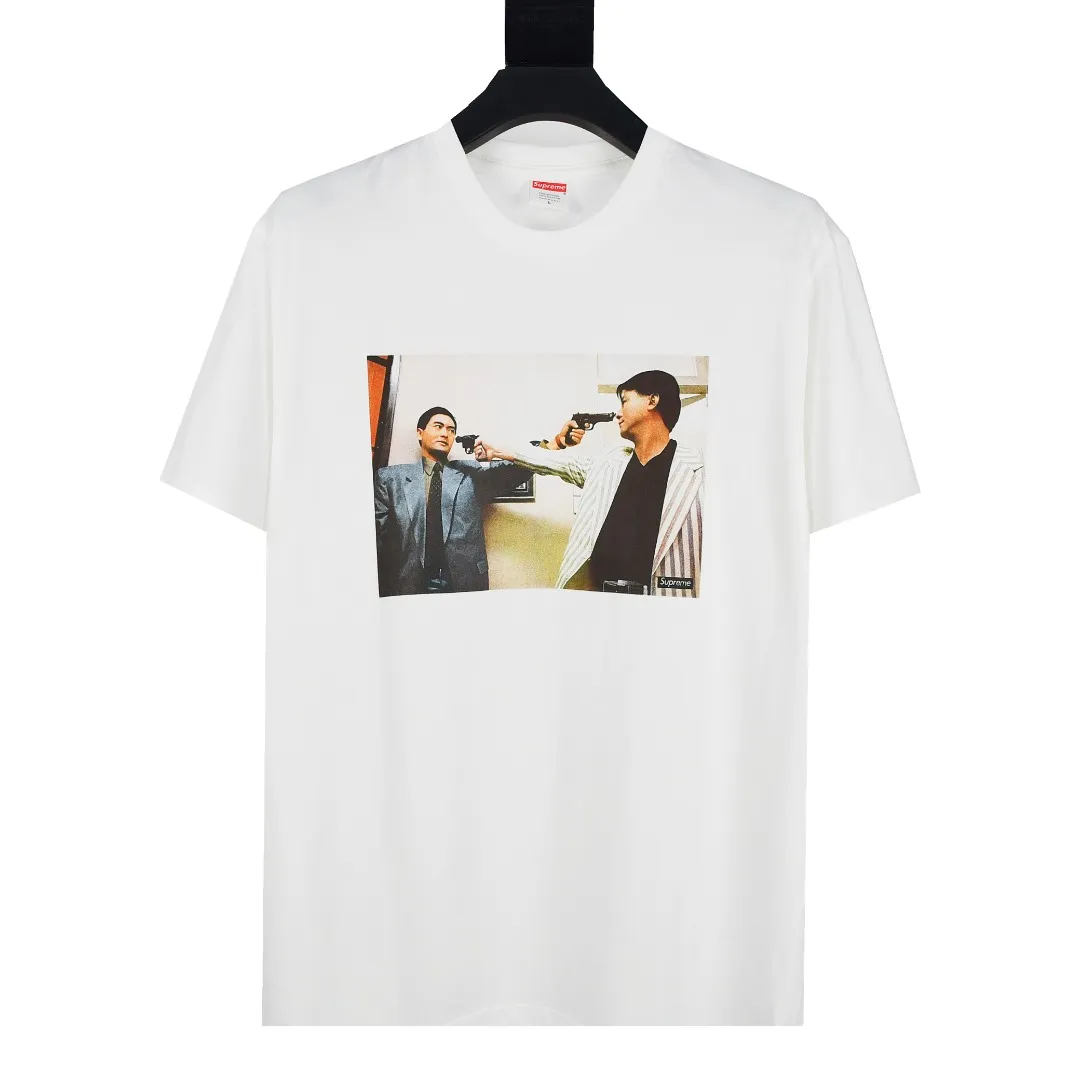 🅿️126 S29 top version Supreme 18fw The Killer Trust Tee Chow Yun-fat and Fat Brother movie lens printed short-sleeved T-shirt. For those of us who focus on top-level Sup products, this short-sleeved one is naturally available. It adopts cylindrical seamless technology (original technology, there are no stitched bones on the side of the clothes, the key point of identification) The fabrics are all custom-woven and dyed, 280g weight, 100% cotton, cylindrical fabric. Cylindrical fabric is a knitted fabric woven with a cylinder loom. The needles are distributed in a cylindrical shape on the fuselage. The gray fabric is a large cylinder, which needs to be opened and shaped before further use. There is no slit on the side of the clothes, so there is no washing label on the side of ordinary short-sleeves. There is only one collar label behind the neck. The printing is printed with thermosetting ink, also known as plastic. Ink, or self-adhesive ink, contains ingredients: mainly composed of polyvinyl chloride (PVC) and phthalates. PVC and phthalates, fixing agents, stabilizers, and thickeners are mixed to form a thermal ink. Solid ink is not the digital direct printing advertised on the market. The printing texture of thermoset ink is something that digital direct printing cannot achieve. The collar label has a watermark anti-counterfeiting effect, a real anti-counterfeiting layer, a probability of passing the version, and a high probability of passing the original packaging picture. Size：S-XL