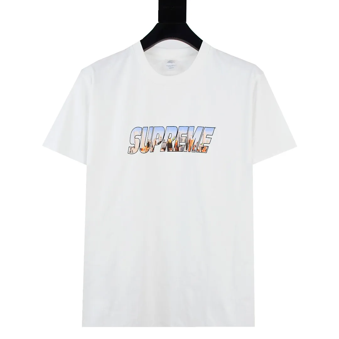 🅿️120 S127 Supreme 23FW GOTHAM Gotham City Metropolis City Letters LOGO Short-sleeved T-shirt. Refuse to look at pictures to make goods. Refuse to compare with wrong versions. Use cylindrical seamless technology (original technology, there are no stitched bones on the side of the clothes, key points of identification) The fabrics are all custom-woven and dyed, 280g weight, 100% cotton, cylindrical fabric. Cylindrical fabric is a knitted fabric woven with a cylinder loom. The needles are distributed in a cylindrical shape on the fuselage. The gray fabric is a large cylinder, which needs to be opened and shaped before it can be used further. There are no slits on the side of the clothes, so there is no washing label on the side of ordinary short-sleeves. There is only one collar label behind the neck. The printing uses thermosetting ink printing imported from Belgium (different from conventional thermal transfer printing), also known as plastic ink, or self-adhesive ink. Its ingredients are: mainly composed of polyvinyl chloride (PVC) and phthalates. PVC and phthalates, solid color The thermoset ink is composed of a mixture of agents, stabilizers, and thickeners. It is not the digital direct printing advertised on the market. The printing texture of thermoset ink cannot be achieved by digital direct printing. The collar label has a watermark anti-counterfeiting effect, a real anti-counterfeiting layer, a version with a high probability of passing the inspection, and a high probability of passing the original packaging picture. Size：S-XL
