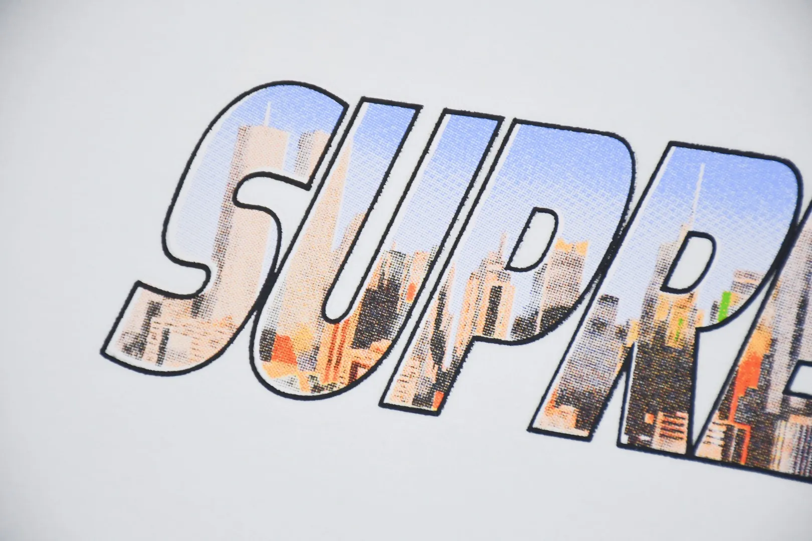 🅿️120 S127 Supreme 23FW GOTHAM Gotham City Metropolis City Letters LOGO Short-sleeved T-shirt. Refuse to look at pictures to make goods. Refuse to compare with wrong versions. Use cylindrical seamless technology (original technology, there are no stitched bones on the side of the clothes, key points of identification) The fabrics are all custom-woven and dyed, 280g weight, 100% cotton, cylindrical fabric. Cylindrical fabric is a knitted fabric woven with a cylinder loom. The needles are distributed in a cylindrical shape on the fuselage. The gray fabric is a large cylinder, which needs to be opened and shaped before it can be used further. There are no slits on the side of the clothes, so there is no washing label on the side of ordinary short-sleeves. There is only one collar label behind the neck. The printing uses thermosetting ink printing imported from Belgium (different from conventional thermal transfer printing), also known as plastic ink, or self-adhesive ink. Its ingredients are: mainly composed of polyvinyl chloride (PVC) and phthalates. PVC and phthalates, solid color The thermoset ink is composed of a mixture of agents, stabilizers, and thickeners. It is not the digital direct printing advertised on the market. The printing texture of thermoset ink cannot be achieved by digital direct printing. The collar label has a watermark anti-counterfeiting effect, a real anti-counterfeiting layer, a version with a high probability of passing the inspection, and a high probability of passing the original packaging picture. Size：S-XL