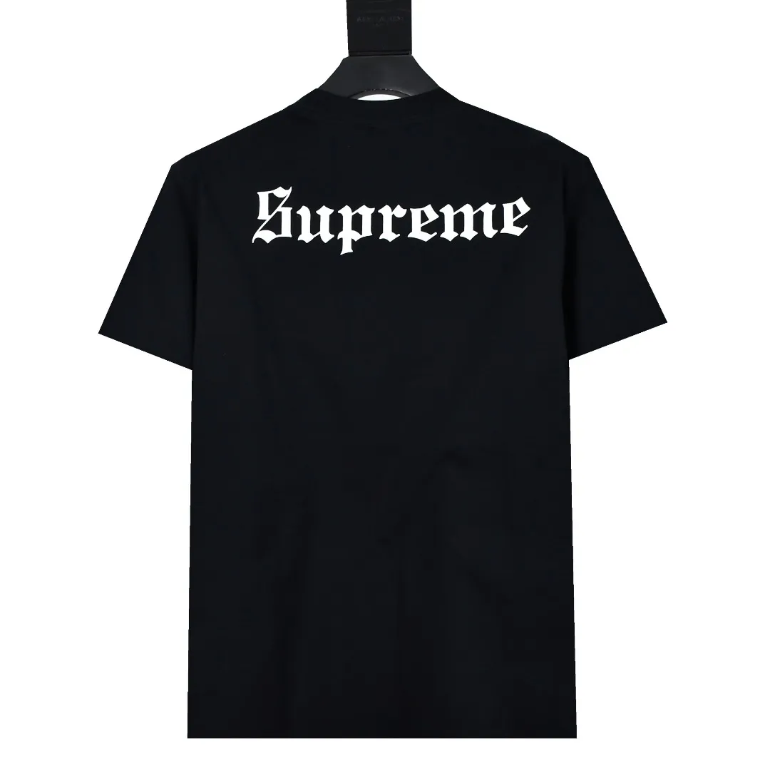 🅿️140 S185 top version Supreme 24FW Snow White Snow White short-sleeved T-shirt. Refuse to look at pictures to make goods. Refuse to compare with wrong versions. Use cylindrical seamless technology (original technology, there are no stitched bones on the side of the clothes, the key point of identification) The fabrics are all custom-woven and dyed, 280g weight, 100% cotton, cylindrical fabric. Cylindrical fabric is a knitted fabric woven with a cylinder loom. The needles are distributed in a cylindrical shape on the fuselage. The gray fabric is a large cylinder, which needs to be opened and shaped before it can be used further. There are no slits on the side of the clothes, so there is no washing label on the side of ordinary short-sleeves. There is only one collar label behind the neck. The printing uses thermosetting ink printing imported from Belgium (different from conventional thermal transfer printing), also known as plastic ink, or self-adhesive ink. Its ingredients are: mainly composed of polyvinyl chloride (PVC) and phthalates, including PVC and phthalates, fixing agents, Stabilizers and thickeners are mixed to form thermosetting ink, which is not the digital direct printing advertised on the market. The printing texture of thermosetting ink is unachievable by digital direct printing. The new triple collar label has a watermark anti-counterfeiting effect, a real anti-counterfeiting layer, a version with a high probability of passing the inspection, and the original packaging picture has a high probability of passing the test. Size：S-XL