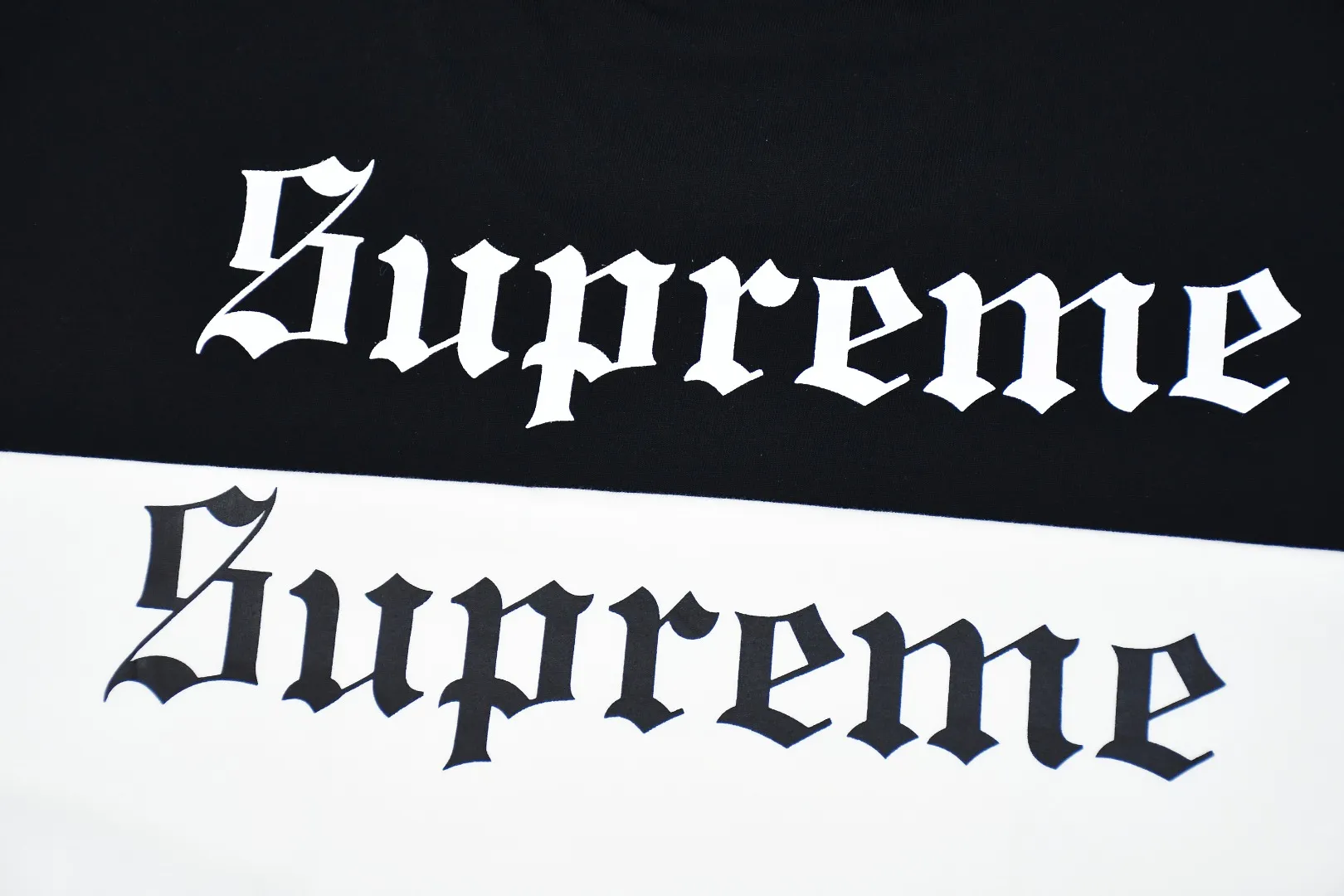 🅿️140 S185 top version Supreme 24FW Snow White Snow White short-sleeved T-shirt. Refuse to look at pictures to make goods. Refuse to compare with wrong versions. Use cylindrical seamless technology (original technology, there are no stitched bones on the side of the clothes, the key point of identification) The fabrics are all custom-woven and dyed, 280g weight, 100% cotton, cylindrical fabric. Cylindrical fabric is a knitted fabric woven with a cylinder loom. The needles are distributed in a cylindrical shape on the fuselage. The gray fabric is a large cylinder, which needs to be opened and shaped before it can be used further. There are no slits on the side of the clothes, so there is no washing label on the side of ordinary short-sleeves. There is only one collar label behind the neck. The printing uses thermosetting ink printing imported from Belgium (different from conventional thermal transfer printing), also known as plastic ink, or self-adhesive ink. Its ingredients are: mainly composed of polyvinyl chloride (PVC) and phthalates, including PVC and phthalates, fixing agents, Stabilizers and thickeners are mixed to form thermosetting ink, which is not the digital direct printing advertised on the market. The printing texture of thermosetting ink is unachievable by digital direct printing. The new triple collar label has a watermark anti-counterfeiting effect, a real anti-counterfeiting layer, a version with a high probability of passing the inspection, and the original packaging picture has a high probability of passing the test. Size：S-XL