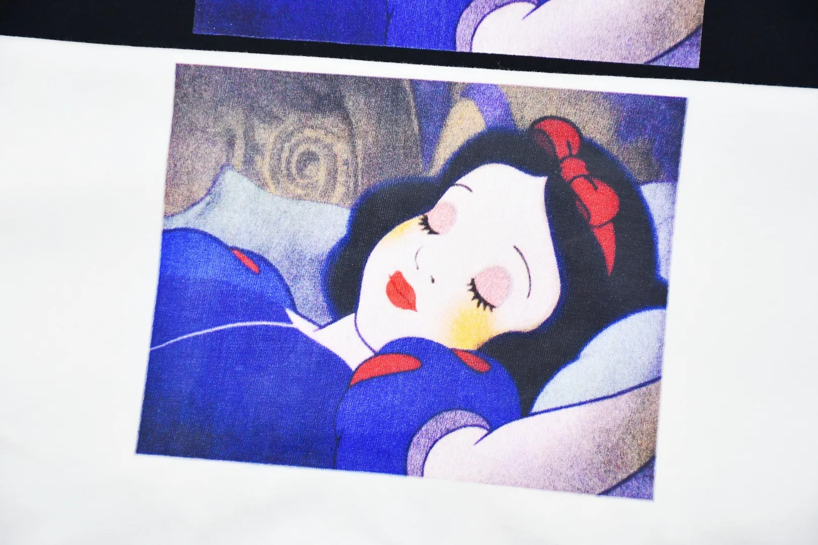 🅿️140 S185 top version Supreme 24FW Snow White Snow White short-sleeved T-shirt. Refuse to look at pictures to make goods. Refuse to compare with wrong versions. Use cylindrical seamless technology (original technology, there are no stitched bones on the side of the clothes, the key point of identification) The fabrics are all custom-woven and dyed, 280g weight, 100% cotton, cylindrical fabric. Cylindrical fabric is a knitted fabric woven with a cylinder loom. The needles are distributed in a cylindrical shape on the fuselage. The gray fabric is a large cylinder, which needs to be opened and shaped before it can be used further. There are no slits on the side of the clothes, so there is no washing label on the side of ordinary short-sleeves. There is only one collar label behind the neck. The printing uses thermosetting ink printing imported from Belgium (different from conventional thermal transfer printing), also known as plastic ink, or self-adhesive ink. Its ingredients are: mainly composed of polyvinyl chloride (PVC) and phthalates, including PVC and phthalates, fixing agents, Stabilizers and thickeners are mixed to form thermosetting ink, which is not the digital direct printing advertised on the market. The printing texture of thermosetting ink is unachievable by digital direct printing. The new triple collar label has a watermark anti-counterfeiting effect, a real anti-counterfeiting layer, a version with a high probability of passing the inspection, and the original packaging picture has a high probability of passing the test. Size：S-XL