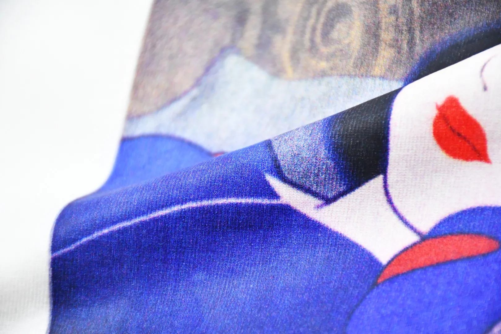 🅿️140 S185 top version Supreme 24FW Snow White Snow White short-sleeved T-shirt. Refuse to look at pictures to make goods. Refuse to compare with wrong versions. Use cylindrical seamless technology (original technology, there are no stitched bones on the side of the clothes, the key point of identification) The fabrics are all custom-woven and dyed, 280g weight, 100% cotton, cylindrical fabric. Cylindrical fabric is a knitted fabric woven with a cylinder loom. The needles are distributed in a cylindrical shape on the fuselage. The gray fabric is a large cylinder, which needs to be opened and shaped before it can be used further. There are no slits on the side of the clothes, so there is no washing label on the side of ordinary short-sleeves. There is only one collar label behind the neck. The printing uses thermosetting ink printing imported from Belgium (different from conventional thermal transfer printing), also known as plastic ink, or self-adhesive ink. Its ingredients are: mainly composed of polyvinyl chloride (PVC) and phthalates, including PVC and phthalates, fixing agents, Stabilizers and thickeners are mixed to form thermosetting ink, which is not the digital direct printing advertised on the market. The printing texture of thermosetting ink is unachievable by digital direct printing. The new triple collar label has a watermark anti-counterfeiting effect, a real anti-counterfeiting layer, a version with a high probability of passing the inspection, and the original packaging picture has a high probability of passing the test. Size：S-XL