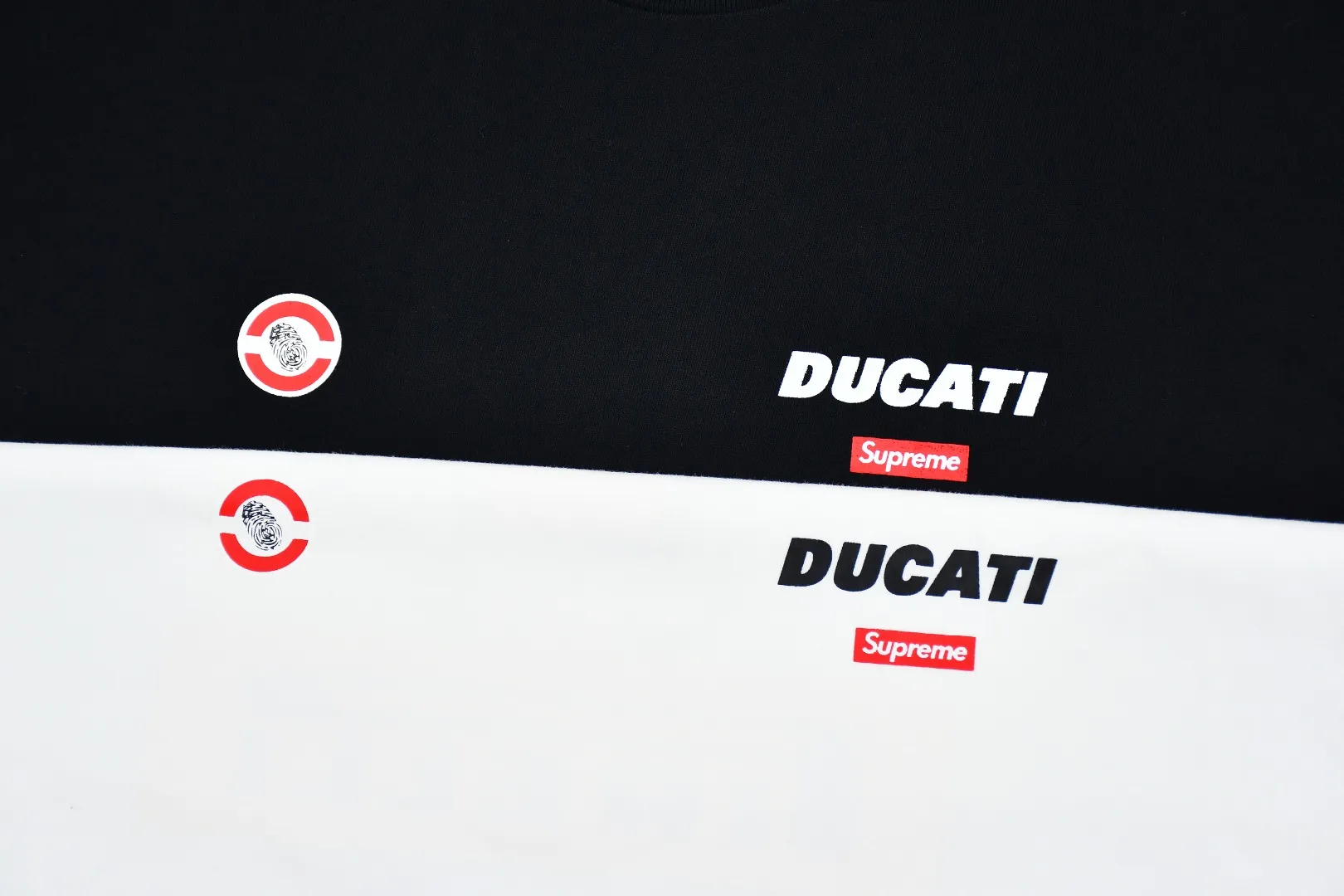 🅿️120 S167 top version Supreme 24ss DUCATI SS24 Ducati co-branded short-sleeved T-shirt. Refuse to look at pictures to make products. Refuse to compare with wrong versions. Use cylinder seamless technology (original technology. There are no stitched bones on the side of the clothes. Key points of identification) The fabrics are all custom-woven and dyed, 280g weight, 100% cotton, cylindrical fabric. Cylindrical fabric is a knitted fabric woven with a cylinder loom. The needles are distributed in a cylindrical shape on the fuselage. The gray fabric is a large cylinder, which needs to be opened and shaped before it can be used further. There are no slits on the side of the clothes, so there is no washing label on the side of ordinary short-sleeves. There is only one collar label behind the neck. The printing uses thermosetting ink printing imported from Belgium (different from conventional thermal transfer printing), also known as plastic ink, or self-adhesive ink. Its ingredients are: mainly composed of polyvinyl chloride (PVC) and phthalates. PVC and phthalates, solid color The thermoset ink is composed of a mixture of agents, stabilizers, and thickeners. It is not the digital direct printing advertised on the market. The printing texture of thermoset ink cannot be achieved by digital direct printing. The collar label has a watermark anti-counterfeiting effect, a real anti-counterfeiting layer, a version with a high probability of passing the inspection, and a high probability of passing the original packaging picture. Size：S-XL
