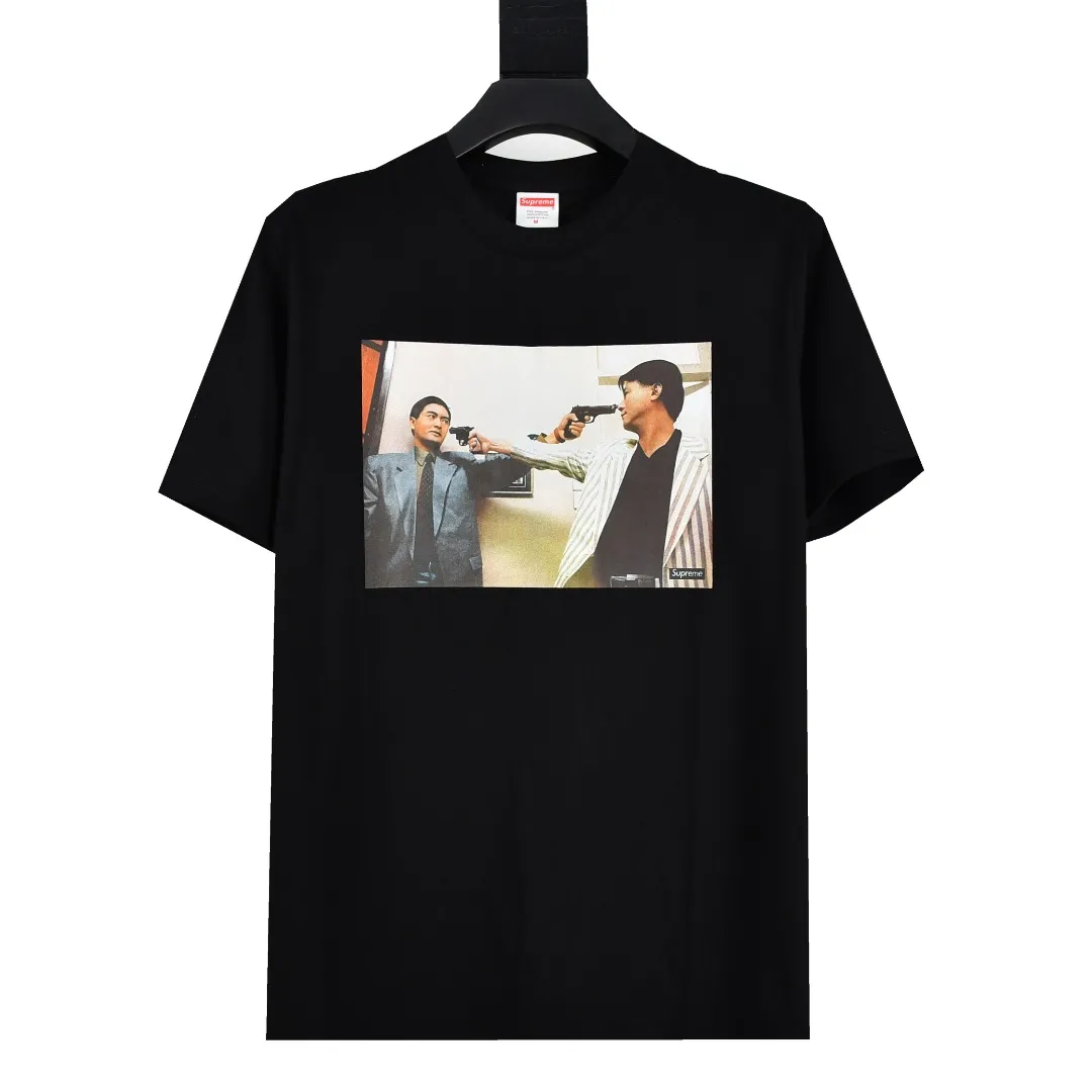 S98💰p136 Top version Supreme 18fw The Killer Trust Tee Chow Yun-fat Fat Brother movie lens printed short-sleeved T-shirt For those of us who focus on top-level Sup products, this short-sleeved one is naturally available. It adopts cylindrical seamless technology (original technology, there are no stitched bones on the side of the clothes, the focus of identification) The fabrics are all custom-woven and dyed, 280g weight, 100% cotton, cylindrical fabric. Cylindrical fabric is knitted fabric woven with a cylinder loom. The needles are distributed in a cylindrical shape on the fuselage. The gray fabric is a large cylinder that needs to be opened and shaped before it can be used further. There are no slits on the side of the clothes, so there is no washing label on the side of ordinary short-sleeves. There is only one collar label behind the neck. The printing is printed with thermosetting ink, also known as plastic. Ink, or self-adhesive ink, contains ingredients: mainly composed of polyvinyl chloride (PVC) and phthalates. PVC and phthalates, fixatives, stabilizers, and thickeners are mixed to form a thermal ink. Solid ink is not the digital direct printing advertised on the market. The printing texture of thermoset ink is something that digital direct printing cannot achieve. The collar label has a watermark anti-counterfeiting effect, a real anti-counterfeiting layer, a probability of passing the version, and a high probability of passing the original packaging picture. Size：S-XL